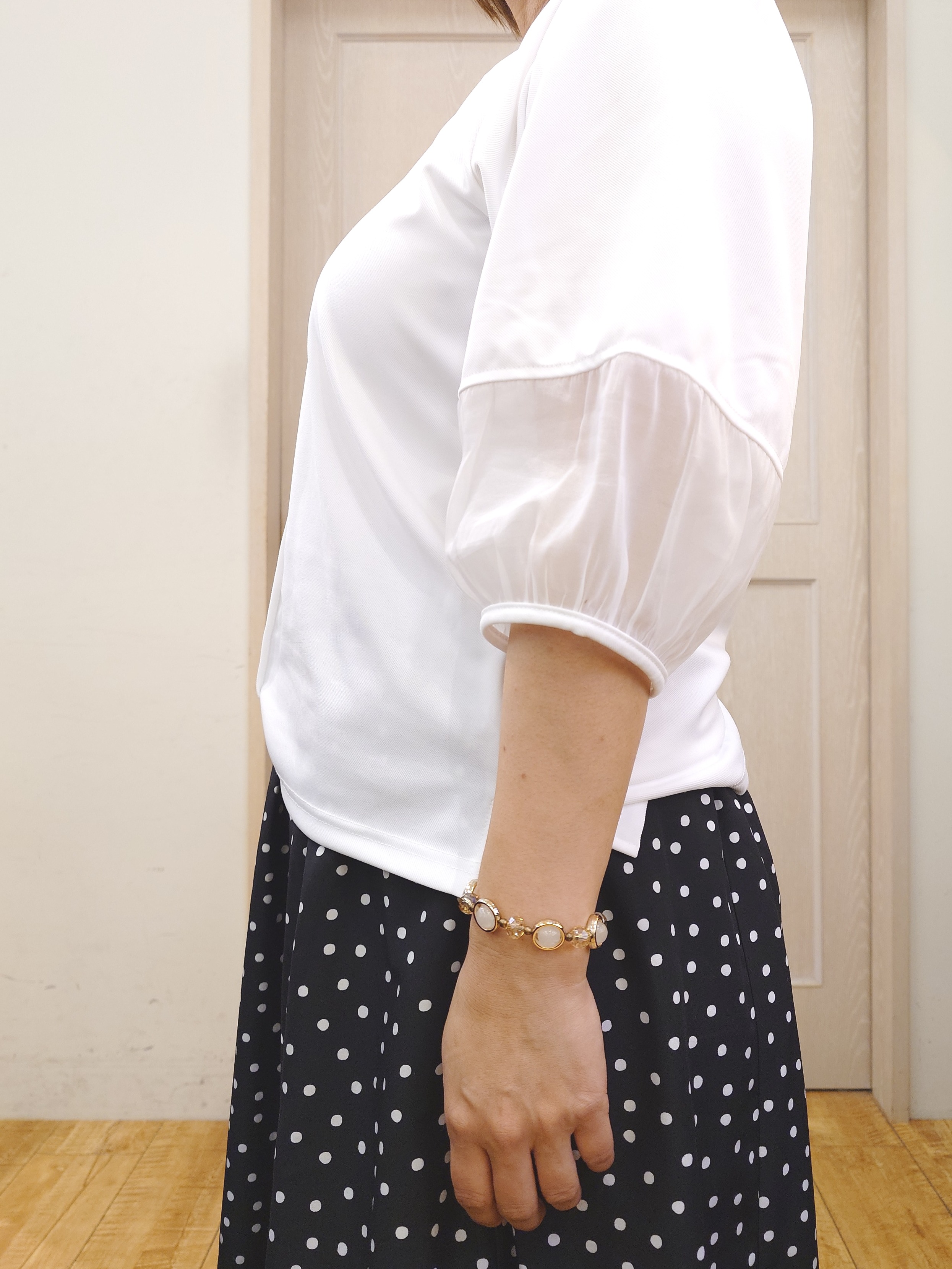 とろろさんの「SHOO･LA･RUE｜【洗濯機可/S-LL】ほんのり透ける 大人のお袖シアー切り替え　ラウンドネックプルオーバー」を使ったコーディネート