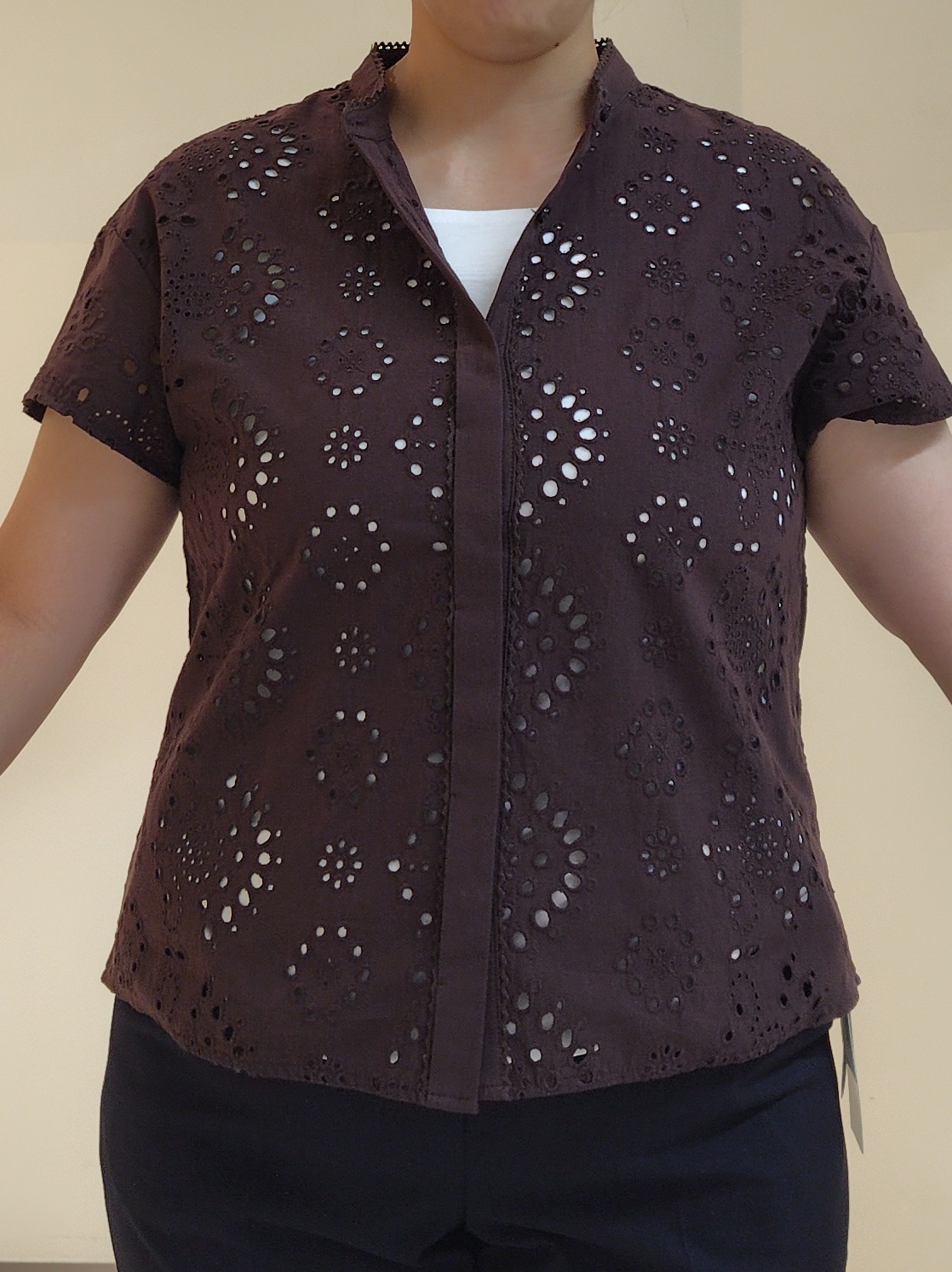 FMさんの「Reflect｜【通勤◎】カットワーク刺繍レース シャツブラウス」を使ったコーディネート