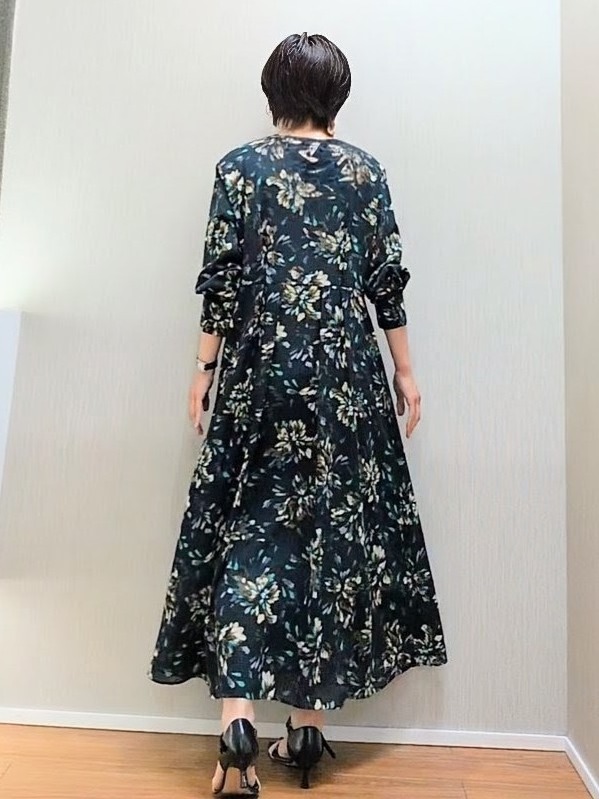 ミズタさんの「UNTITLED｜【秋映え/花柄】フラワープリントワンピース」を使ったコーディネート