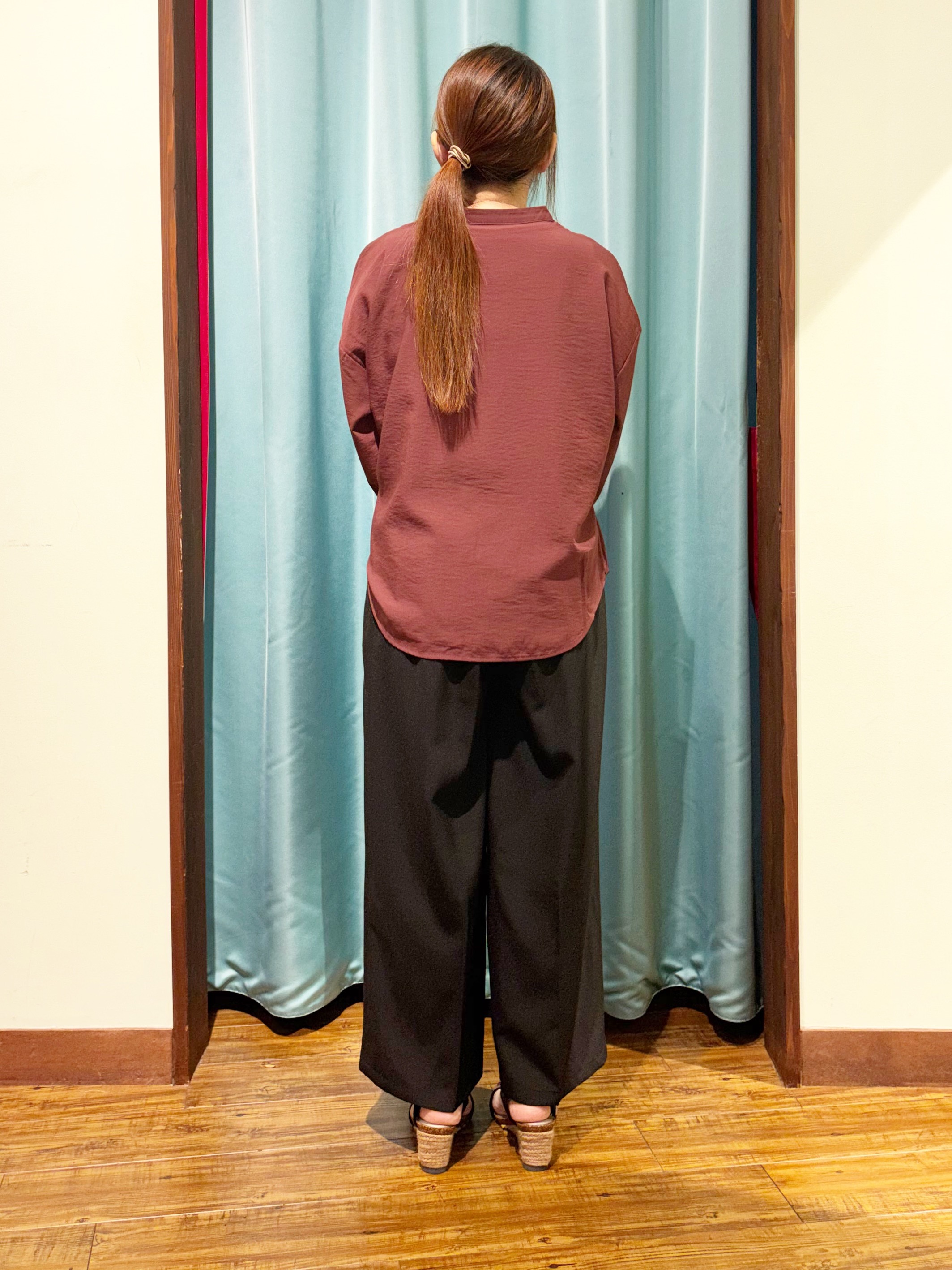tukiさんの「SHOO･LA･RUE｜【洗濯後しわになりにくい/S-LL】キーネック金ボタンポケットシャツ」を使ったコーディネート