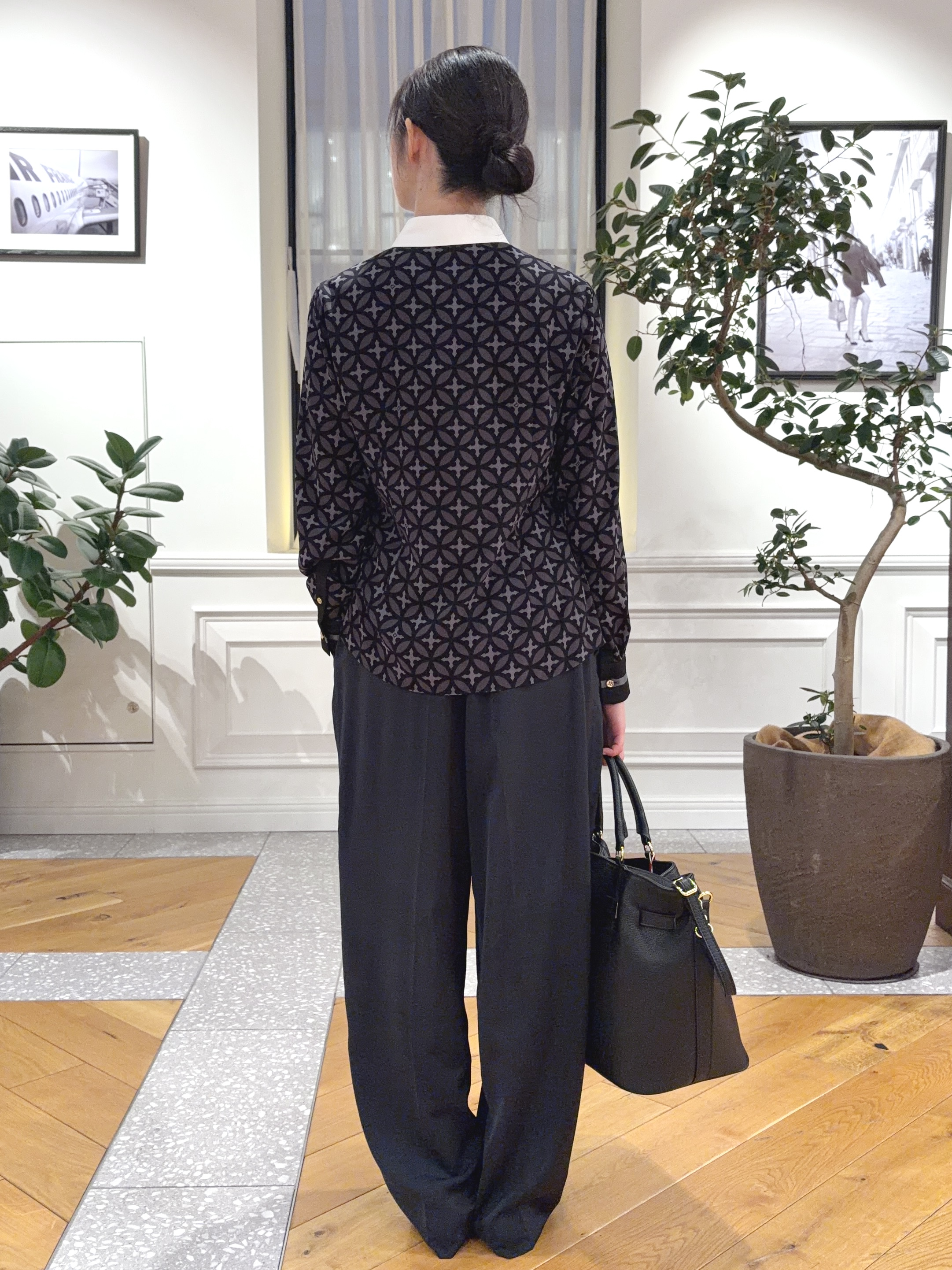 pupiさんの「DRESSTERIOR｜オーバーラップサークル シアーデコルテシャツ」を使ったコーディネート