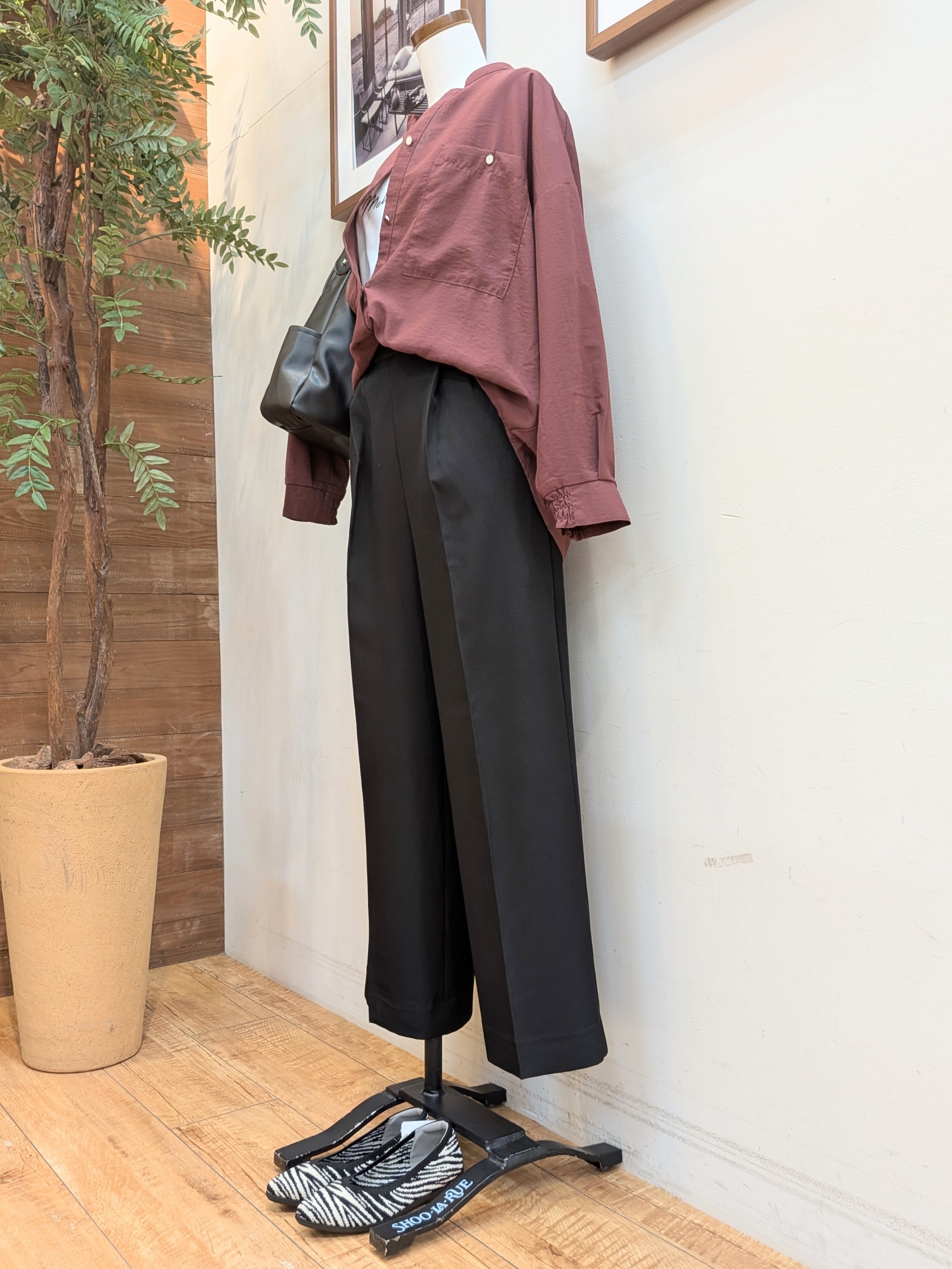 うっちーさんの「SHOO･LA･RUE｜【洗濯後しわになりにくい/S-LL】キーネック金ボタンポケットシャツ」を使ったコーディネート