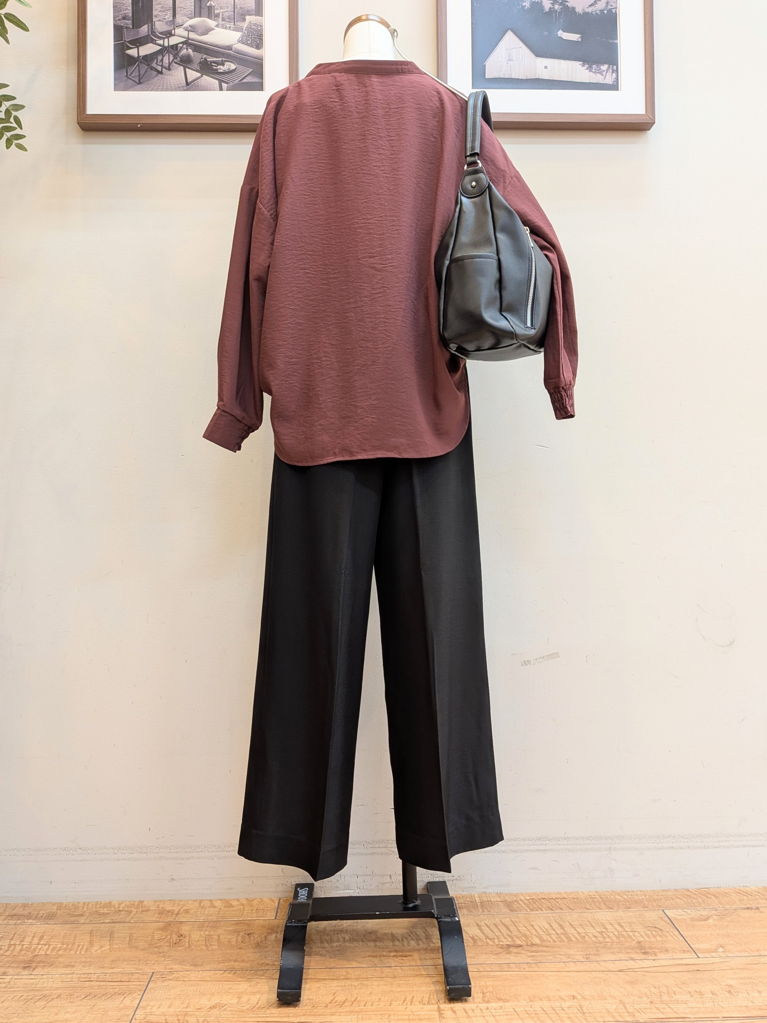 うっちーさんの「SHOO･LA･RUE｜【洗濯後しわになりにくい/S-LL】キーネック金ボタンポケットシャツ」を使ったコーディネート