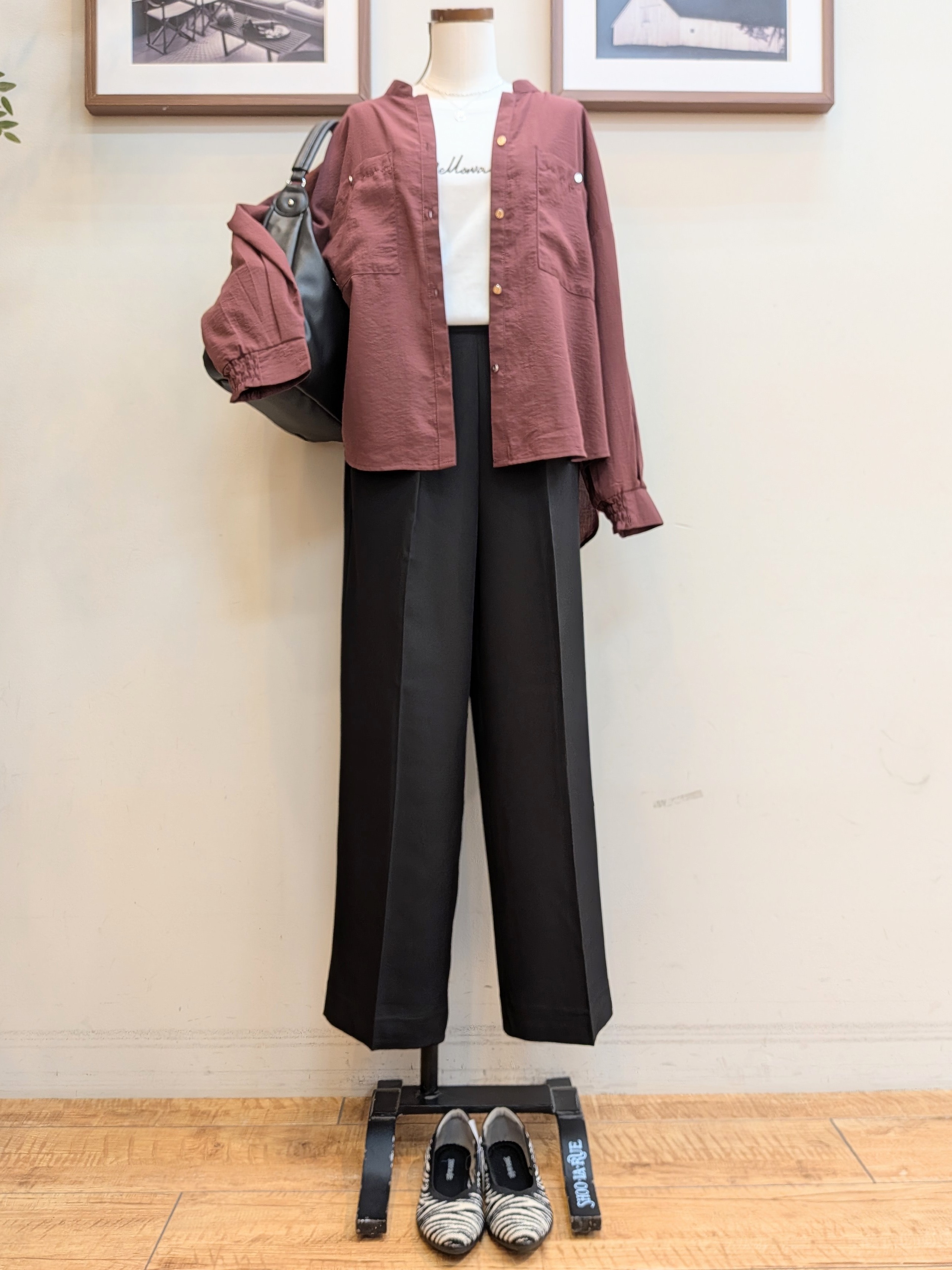 うっちーさんの「SHOO･LA･RUE｜【洗濯後しわになりにくい/S-LL】キーネック金ボタンポケットシャツ」を使ったコーディネート