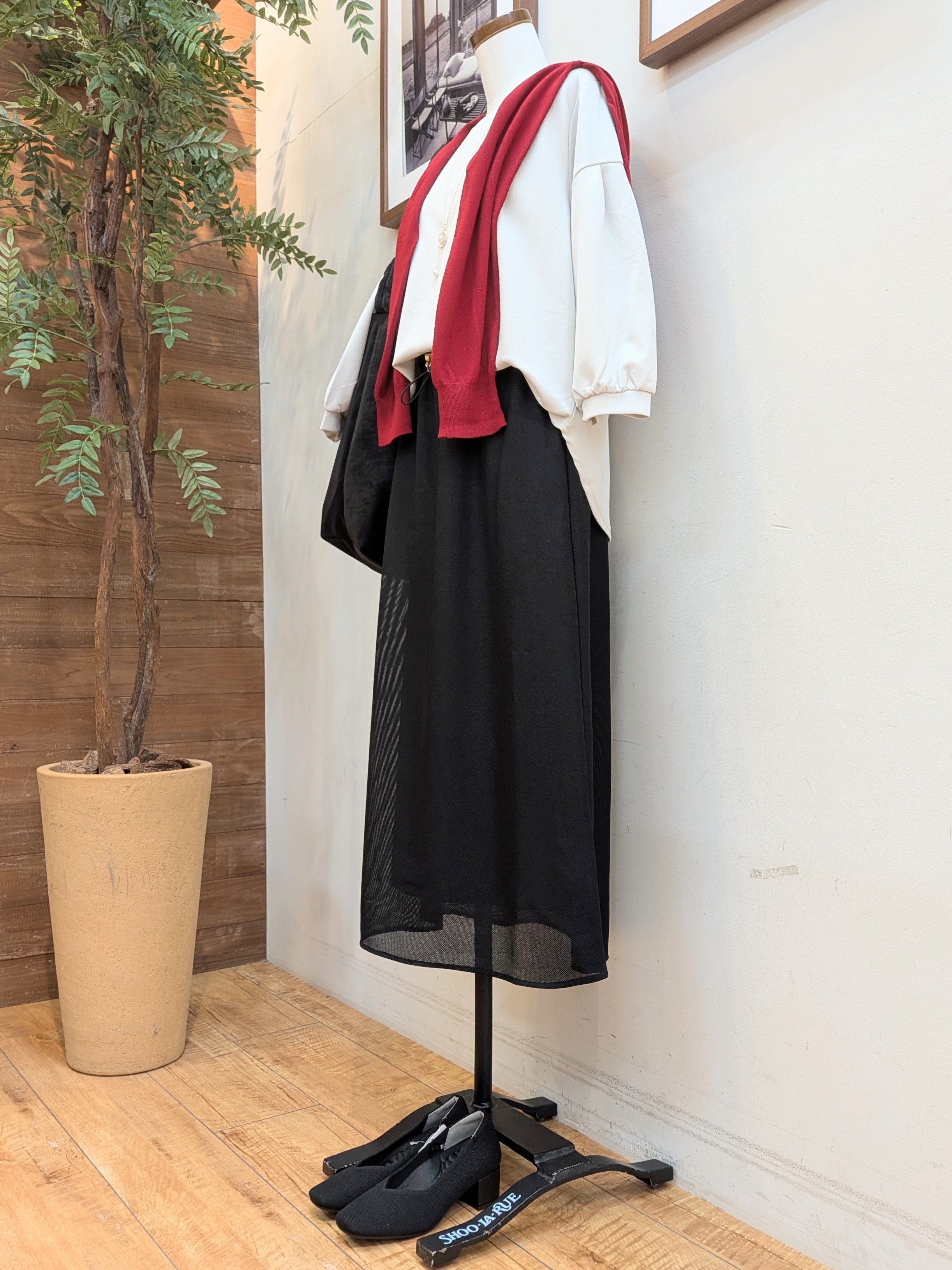 うっちーさんの「SHOO･LA･RUE｜【洗濯機可/S-LL】金ボタンが上品に。さらさらタッチカーディガン」を使ったコーディネート