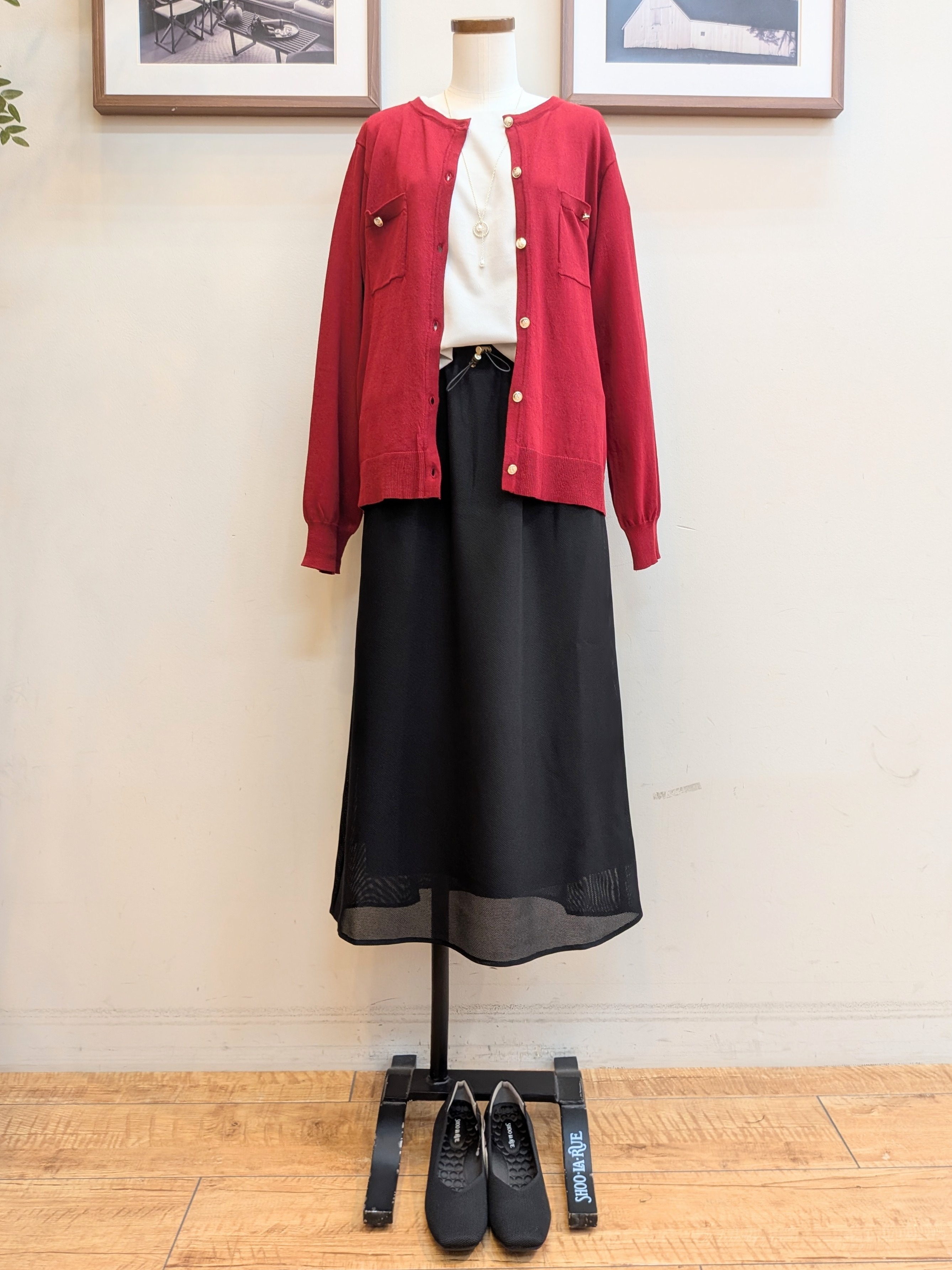 うっちーさんの「SHOO･LA･RUE｜【洗濯機可/S-LL】金ボタンが上品に。さらさらタッチカーディガン」を使ったコーディネート