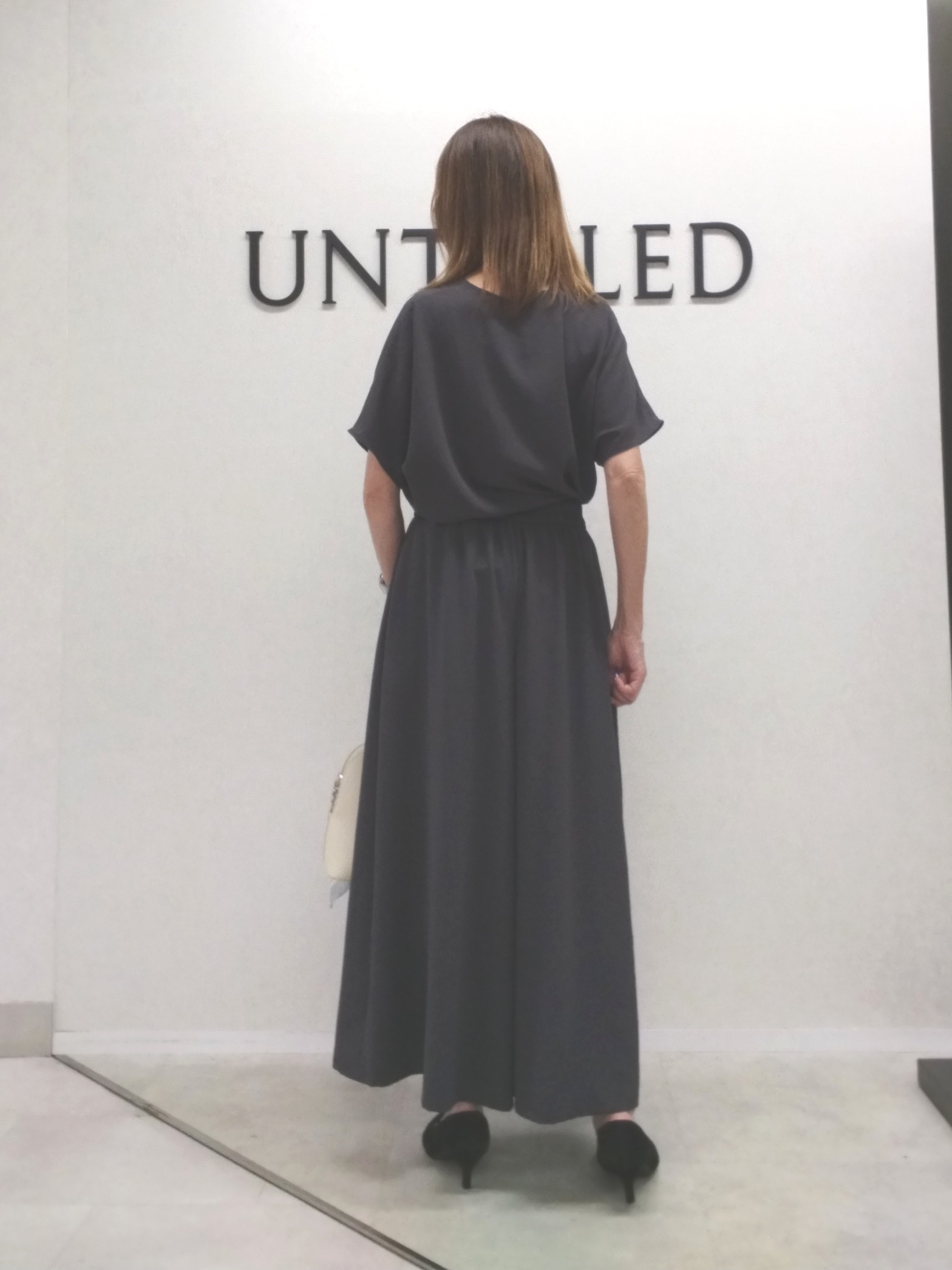 もりさんの「UNTITLED｜【UV/接触冷感/セットアップ可】リラクシーキーVネックブラウス」を使ったコーディネート