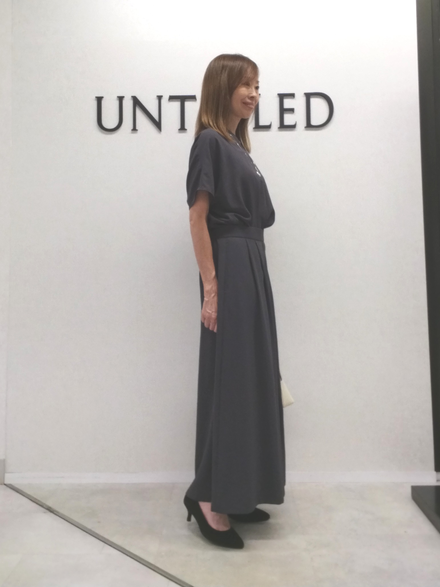 もりさんの「UNTITLED｜【UV/接触冷感/セットアップ可】リラクシーキーVネックブラウス」を使ったコーディネート
