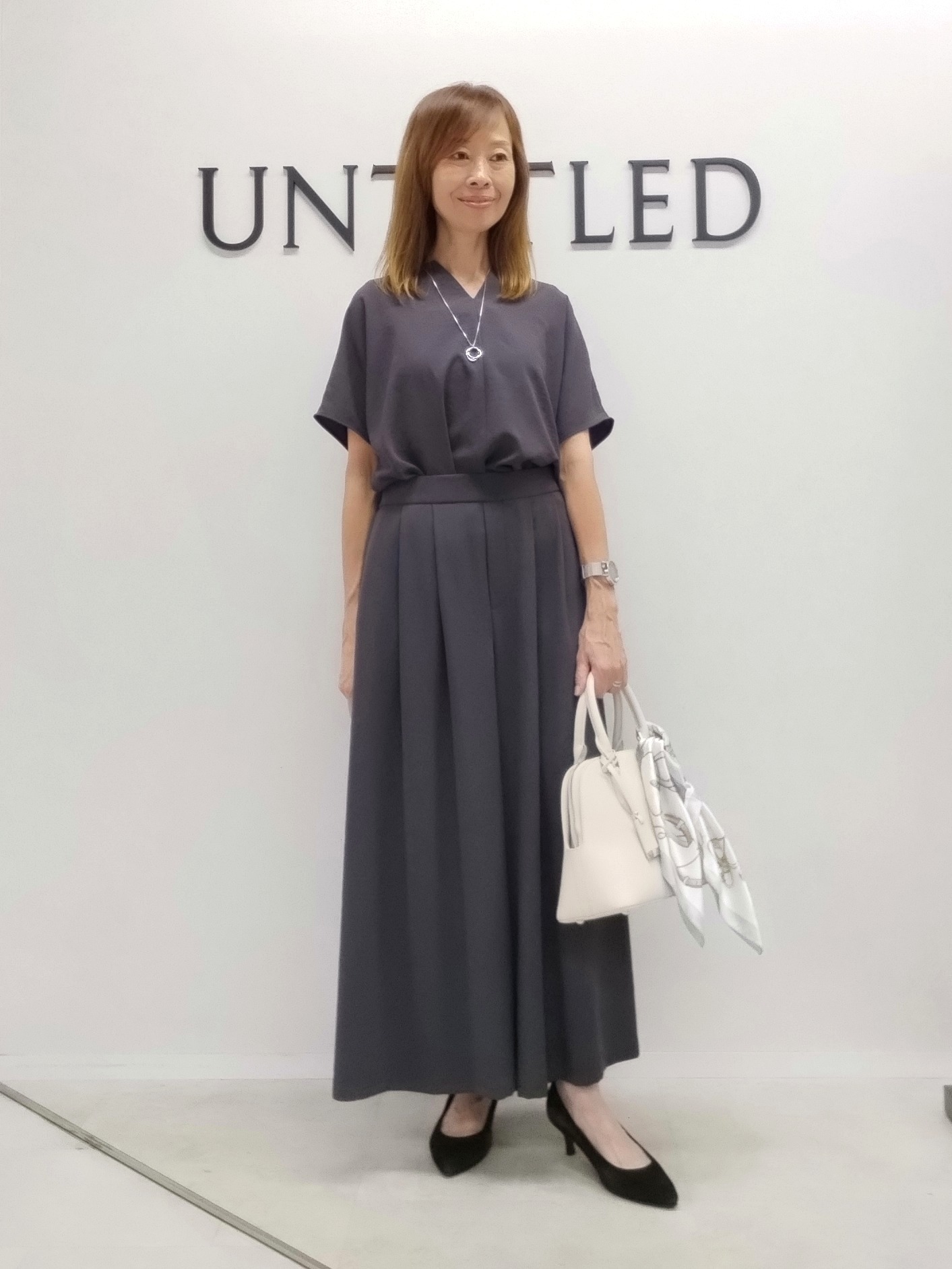 もりさんの「UNTITLED｜【UV/接触冷感/セットアップ可】リラクシーキーVネックブラウス」を使ったコーディネート
