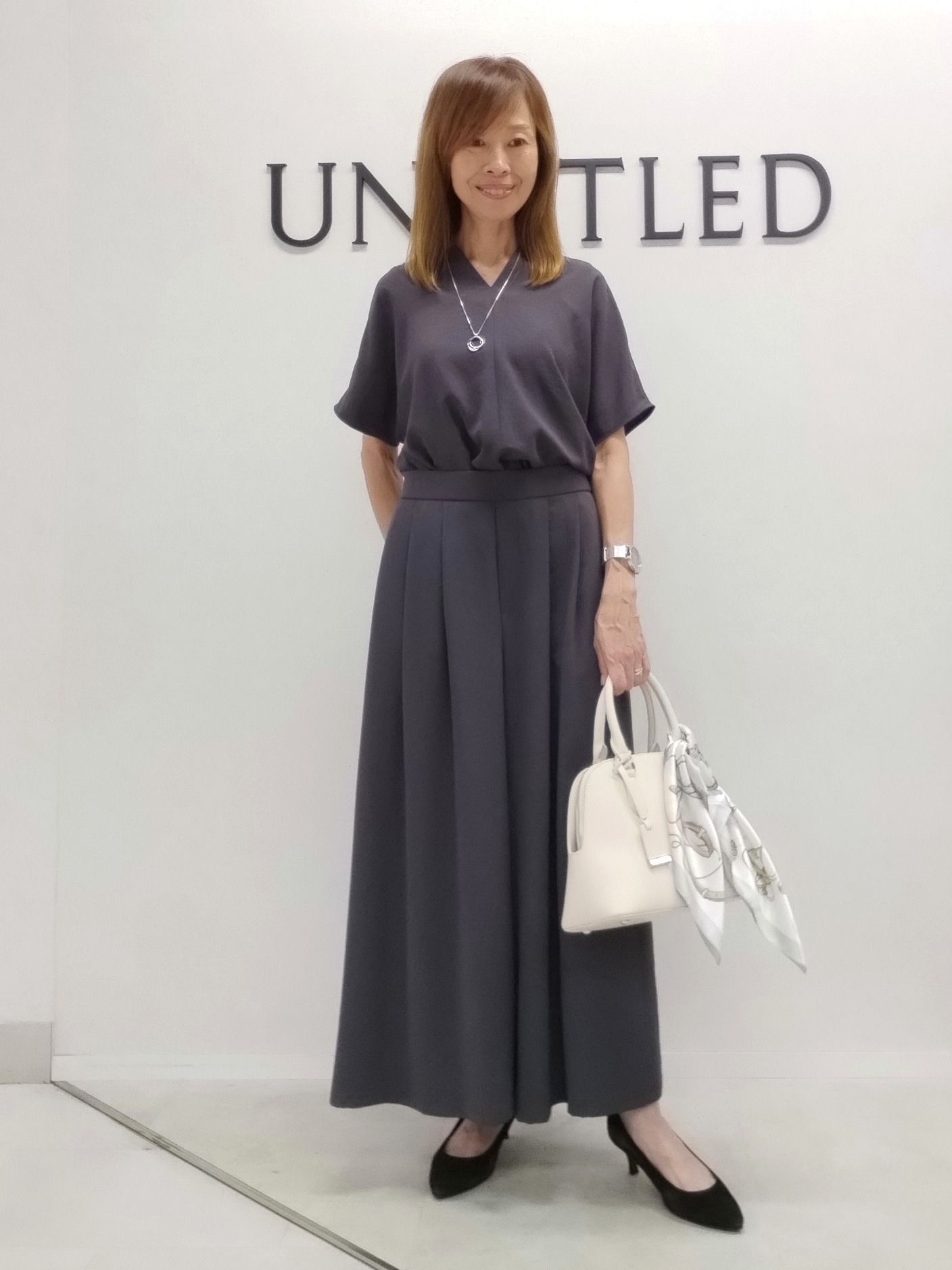 もりさんの「UNTITLED｜【UV/接触冷感/セットアップ可】リラクシーキーVネックブラウス」を使ったコーディネート