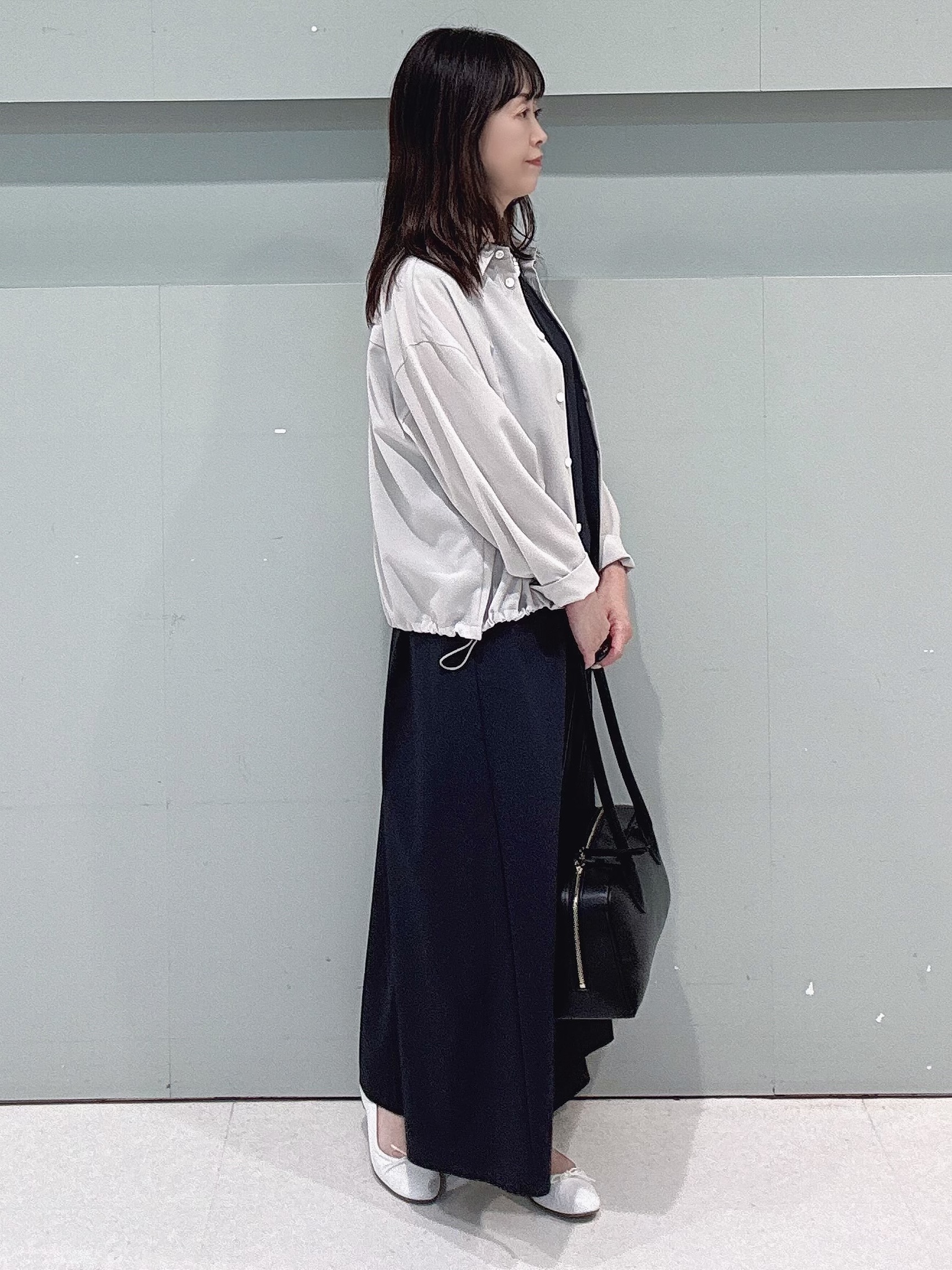 makiさんの「UNTITLED｜【秋羽織り/セットアップ可/UVカット】エアリークールドロストシャツ」を使ったコーディネート