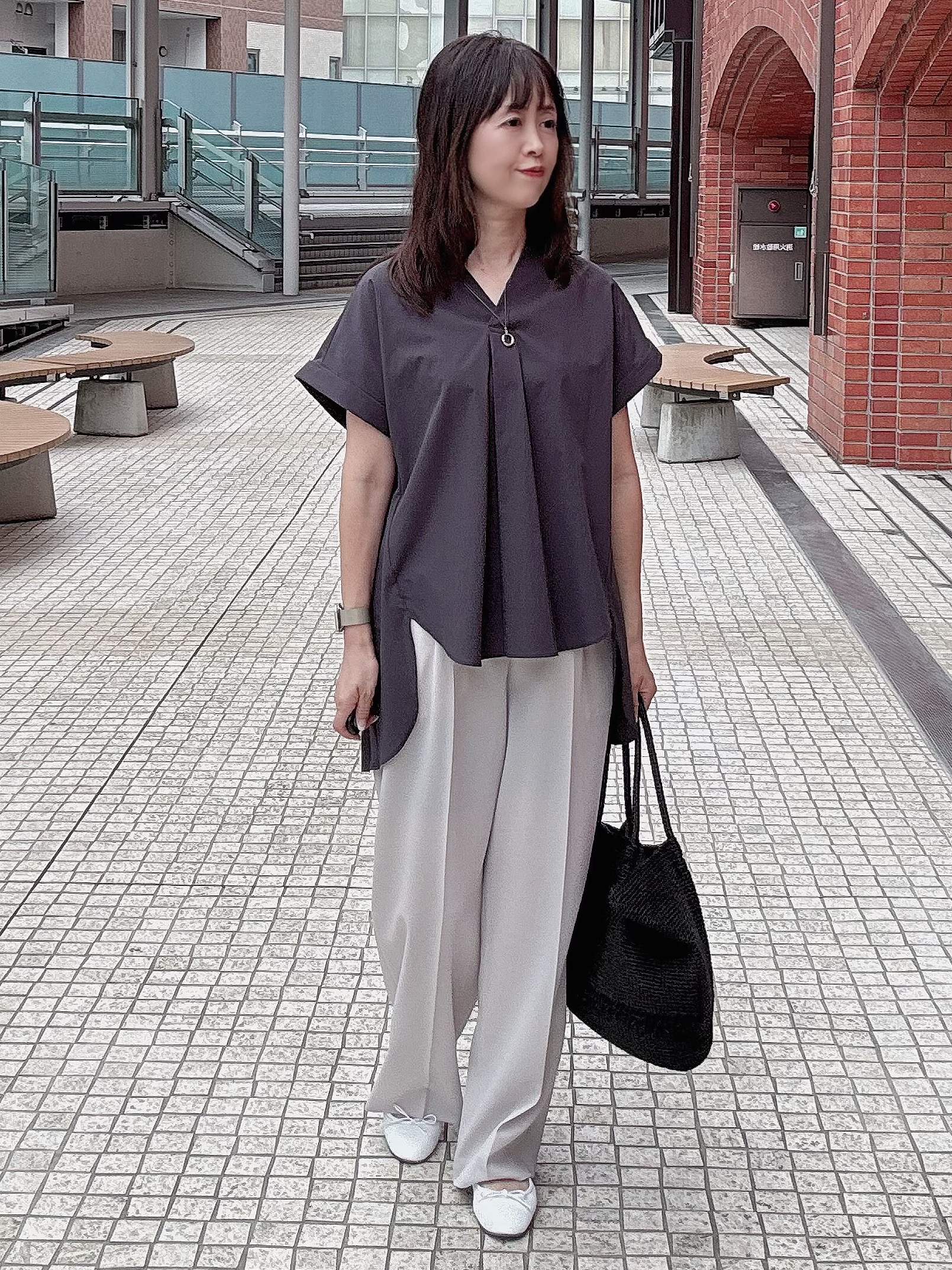 makiさんの「UNTITLED｜【吸水速乾/接触冷感】バックプリーツデザインブラウス」を使ったコーディネート