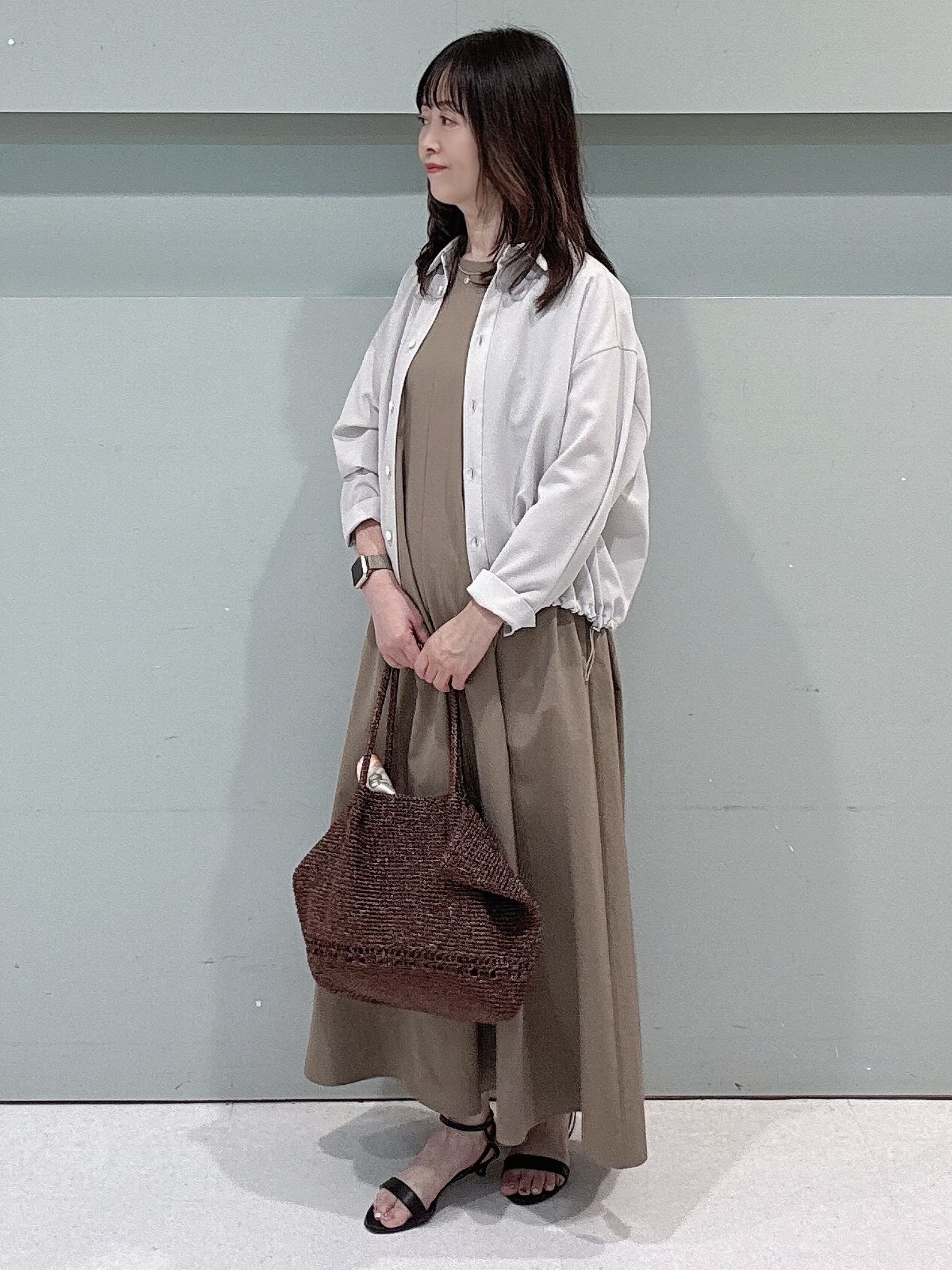 makiさんの「UNTITLED｜【秋羽織り/セットアップ可/UVカット】エアリークールドロストシャツ」を使ったコーディネート