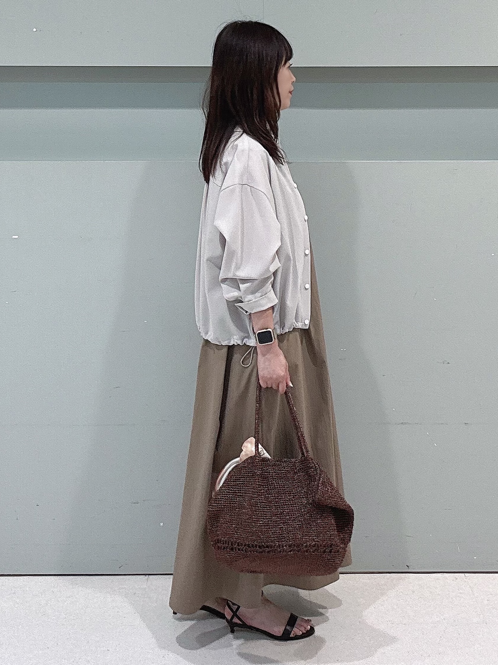 makiさんの「UNTITLED｜【秋羽織り/セットアップ可/UVカット】エアリークールドロストシャツ」を使ったコーディネート