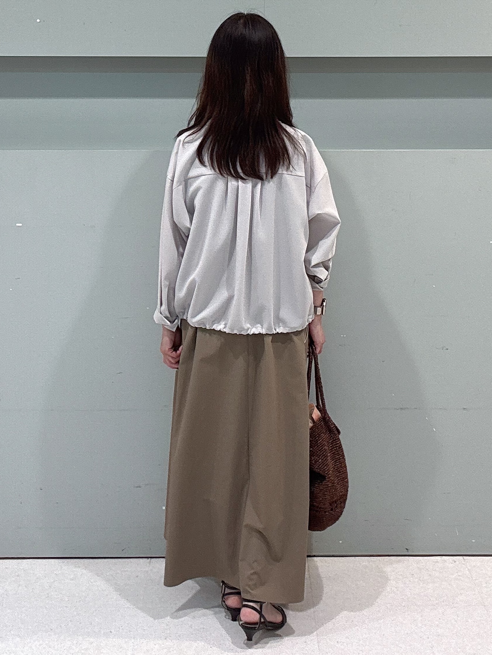 makiさんの「UNTITLED｜【秋羽織り/セットアップ可/UVカット】エアリークールドロストシャツ」を使ったコーディネート