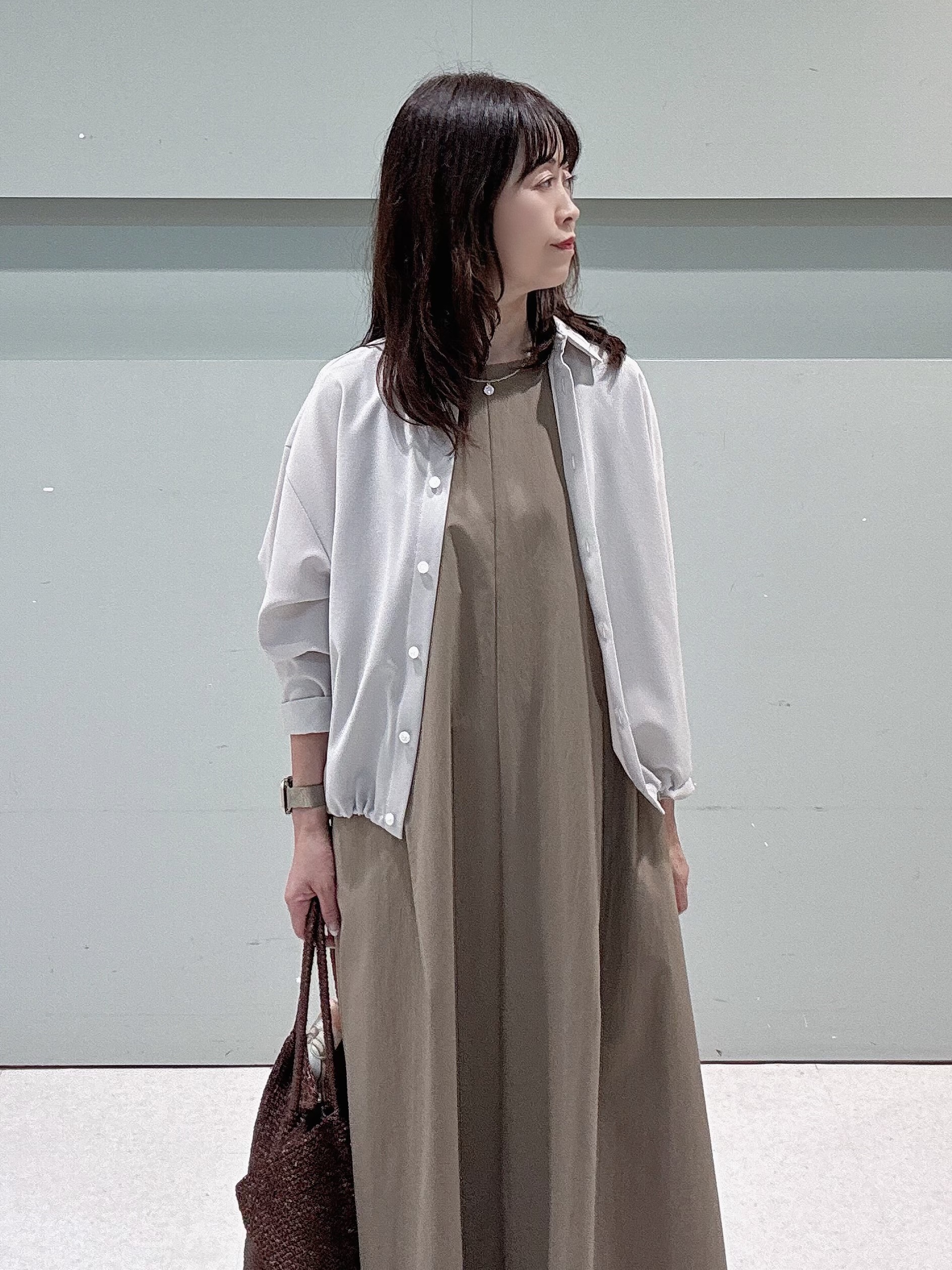 makiさんの「UNTITLED｜【秋羽織り/セットアップ可/UVカット】エアリークールドロストシャツ」を使ったコーディネート