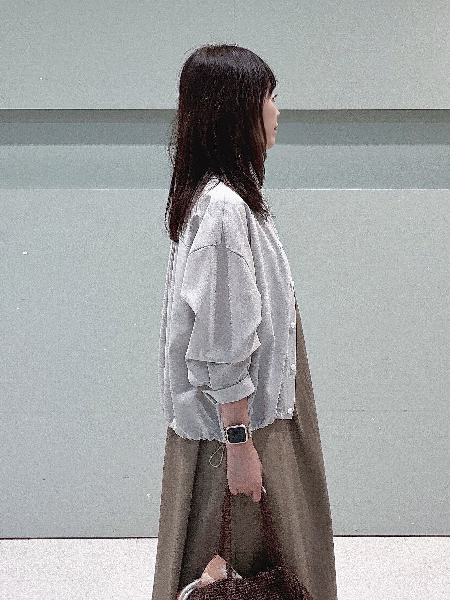makiさんの「UNTITLED｜【秋羽織り/セットアップ可/UVカット】エアリークールドロストシャツ」を使ったコーディネート