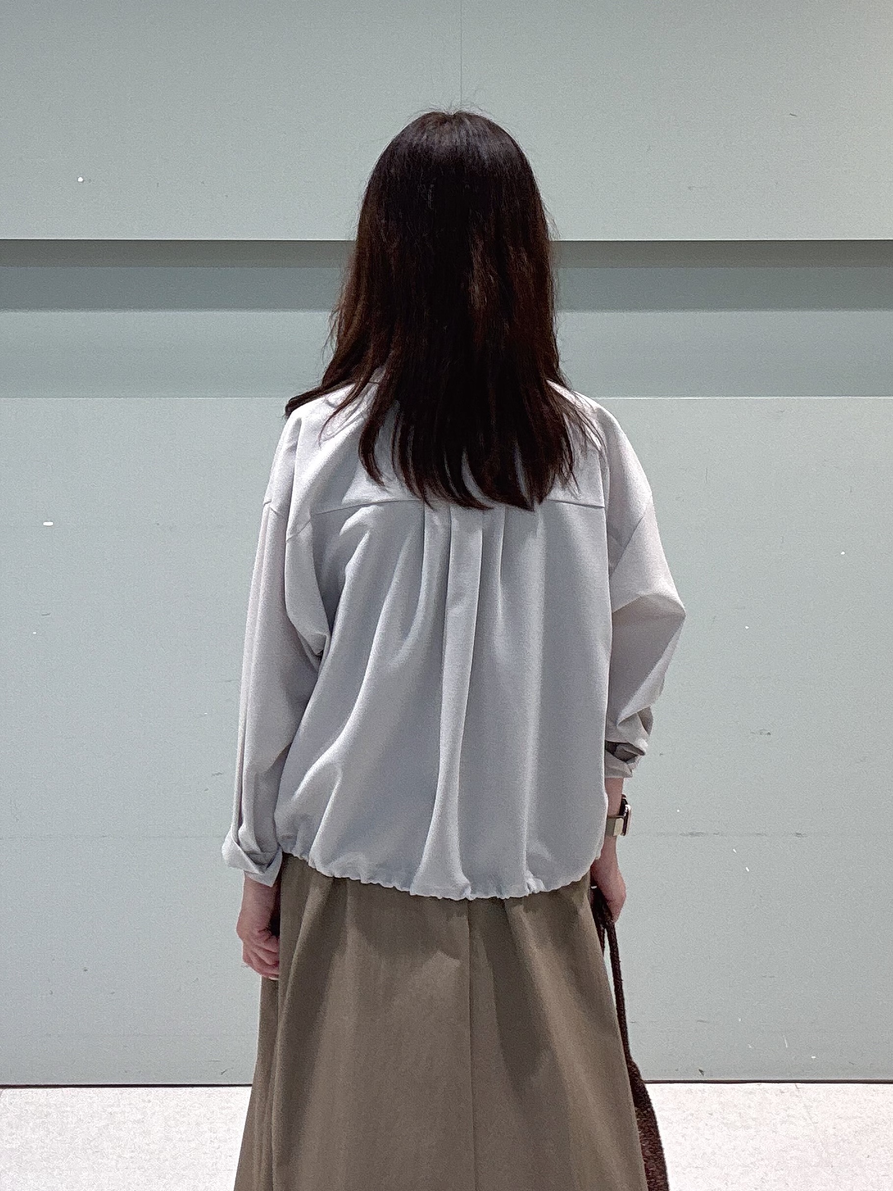 makiさんの「UNTITLED｜【秋羽織り/セットアップ可/UVカット】エアリークールドロストシャツ」を使ったコーディネート