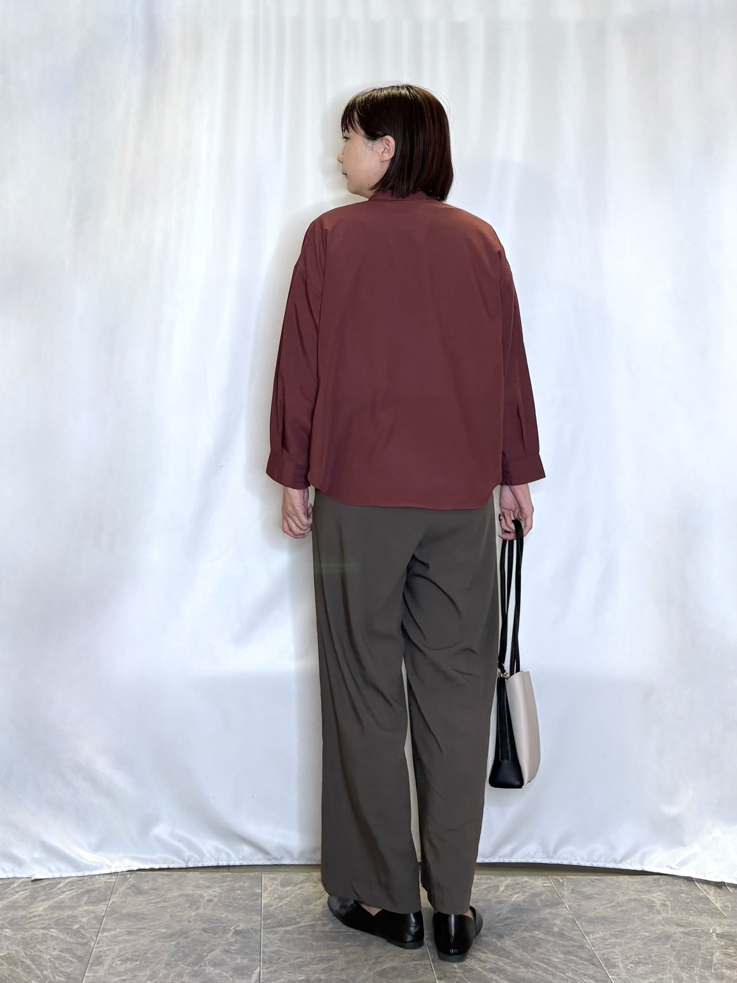 ネリさんの「SHOO･LA･RUE｜【洗濯後しわになりにくい/S-LL】キーネック金ボタンポケットシャツ」を使ったコーディネート