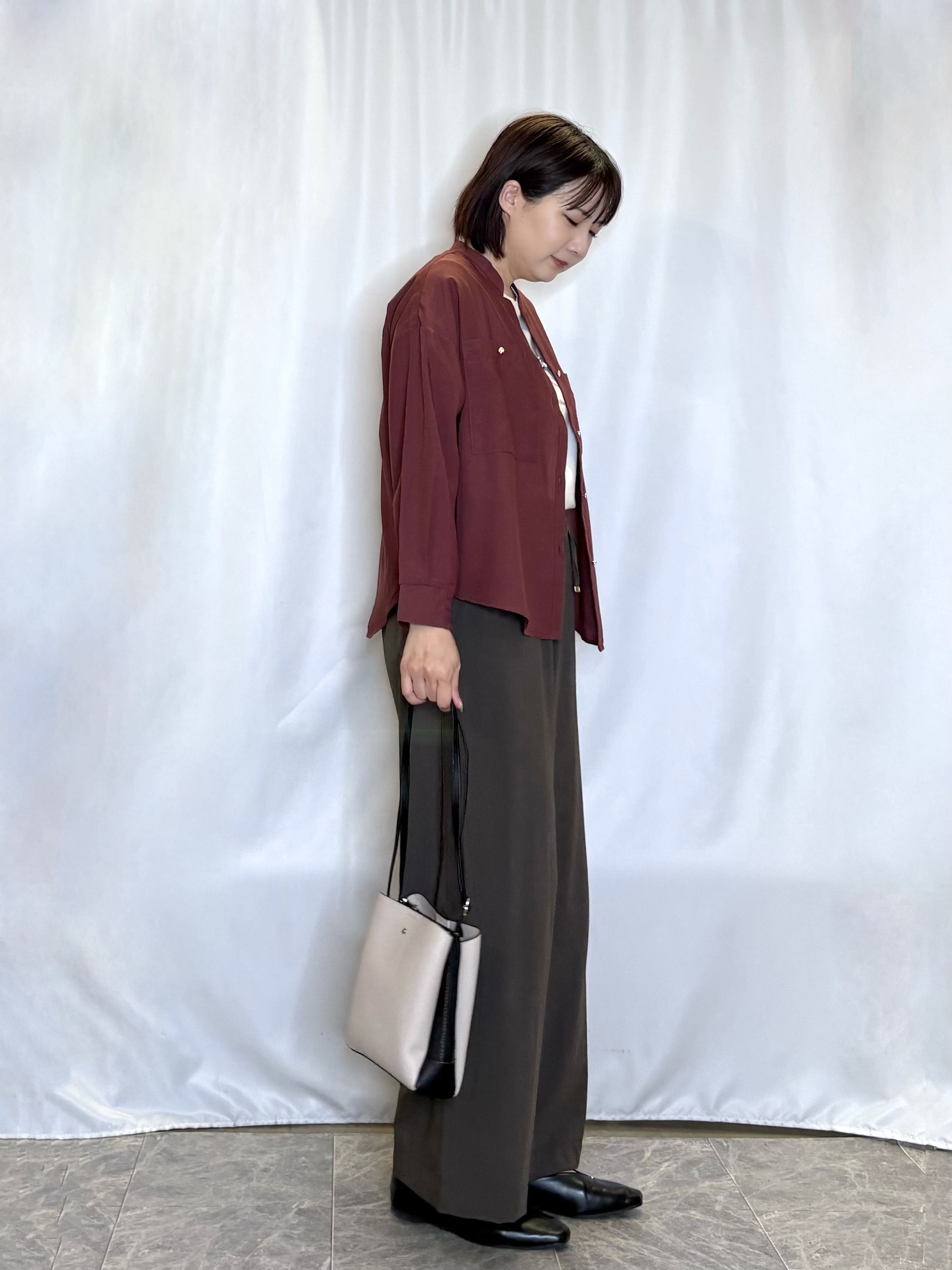 ネリさんの「SHOO･LA･RUE｜【洗濯後しわになりにくい/S-LL】キーネック金ボタンポケットシャツ」を使ったコーディネート