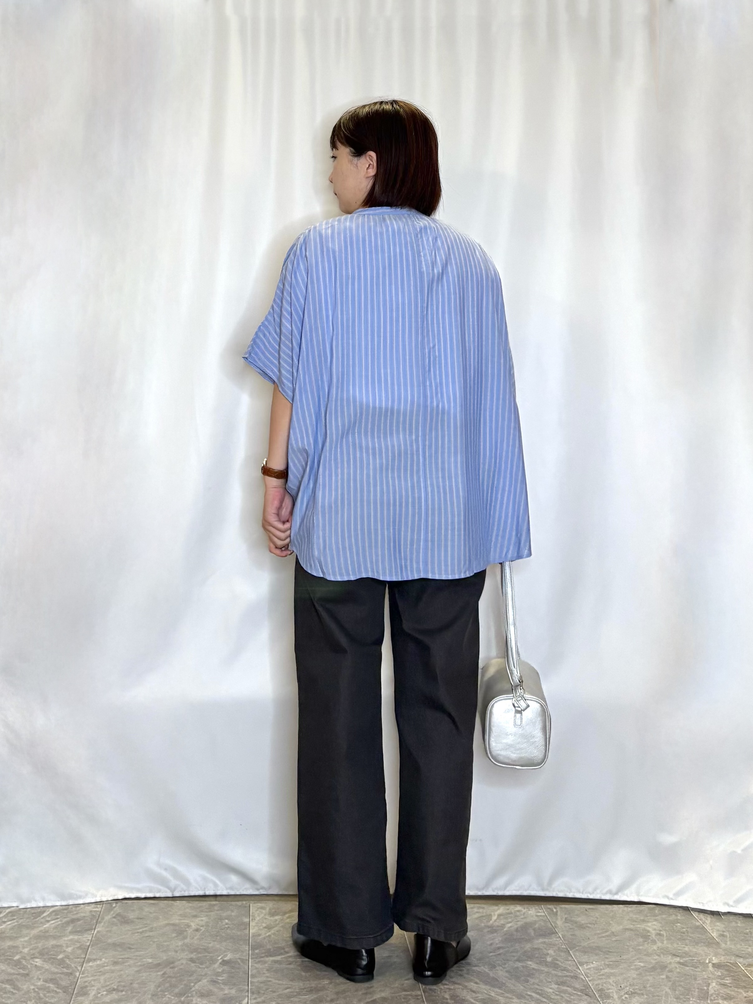 ネリさんの「SHOO･LA･RUE｜【ひんやり/洗濯機可/体型カバー】二の腕隠れる ゆるっとドルマンバンドカラーシャツ」を使ったコーディネート