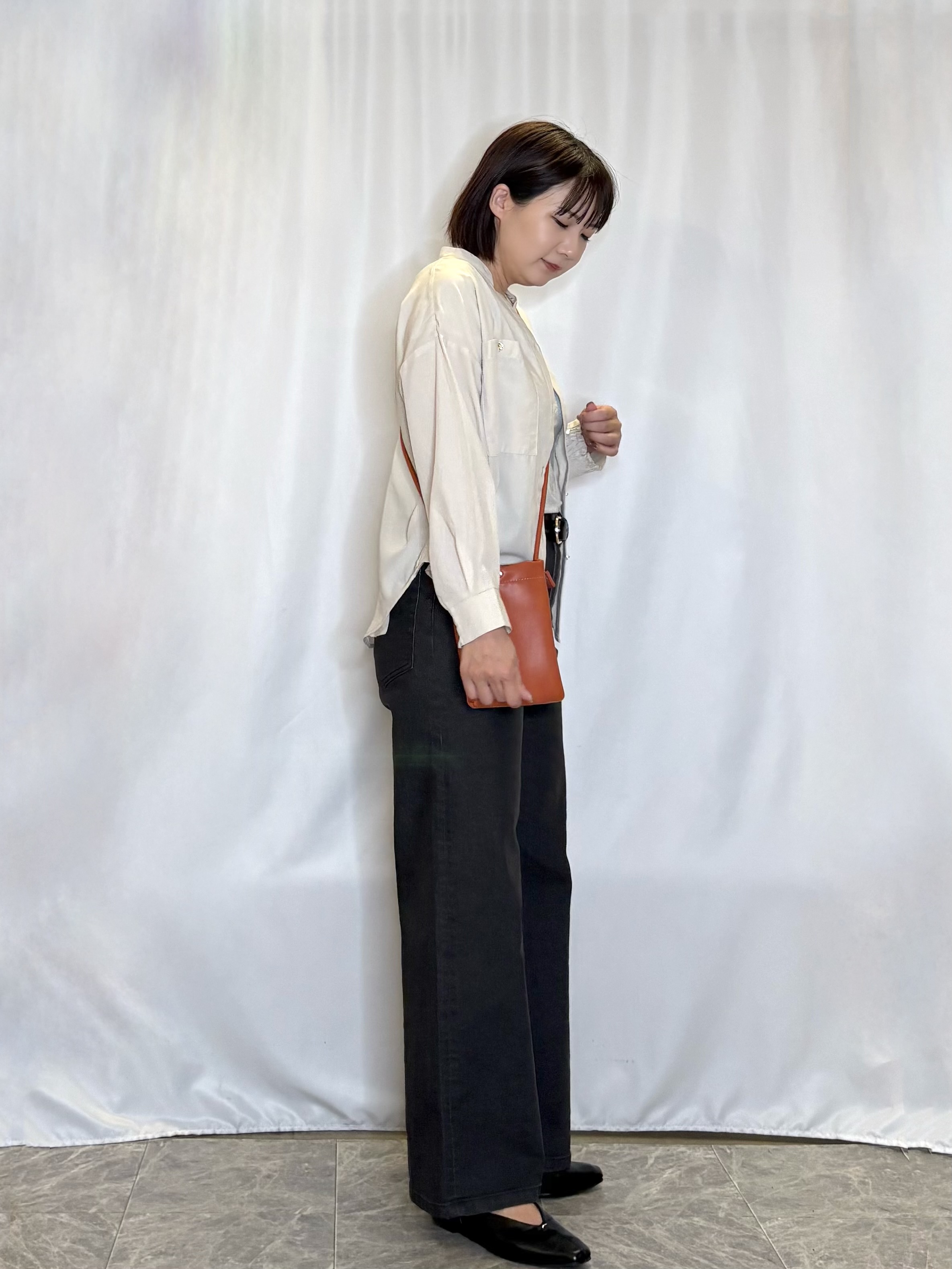 ネリさんの「SHOO･LA･RUE｜【洗濯後しわになりにくい/S-LL】キーネック金ボタンポケットシャツ」を使ったコーディネート
