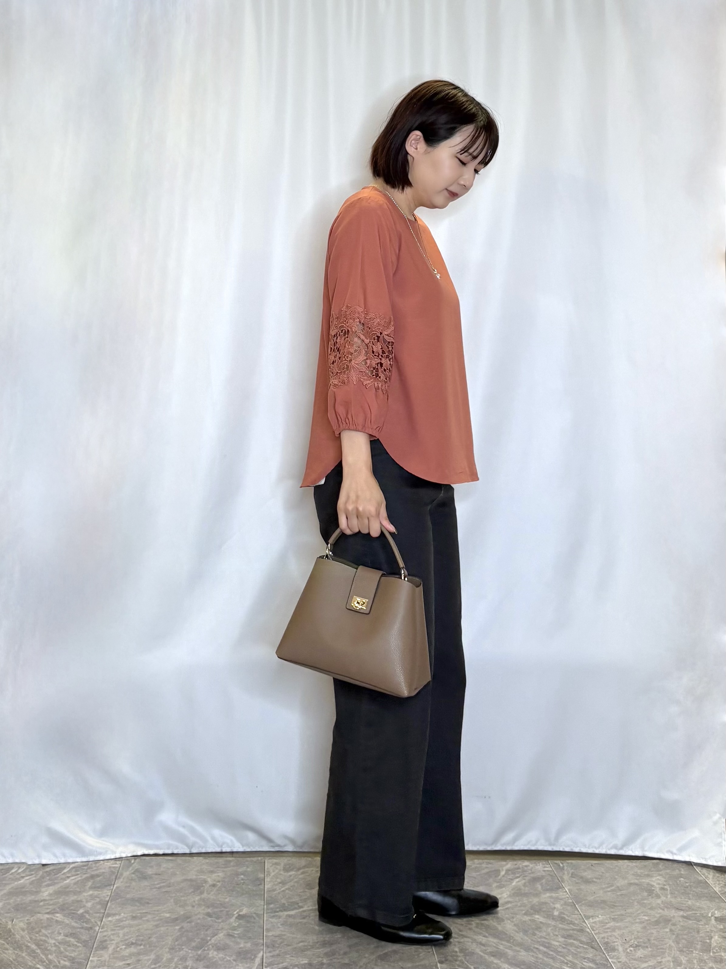 ネリさんの「SHOO･LA･RUE｜【洗濯機可/S-LL/洗濯後しわになりにくい】刺繍レースで高見え インせず決まる主役ブラウス」を使ったコーディネート