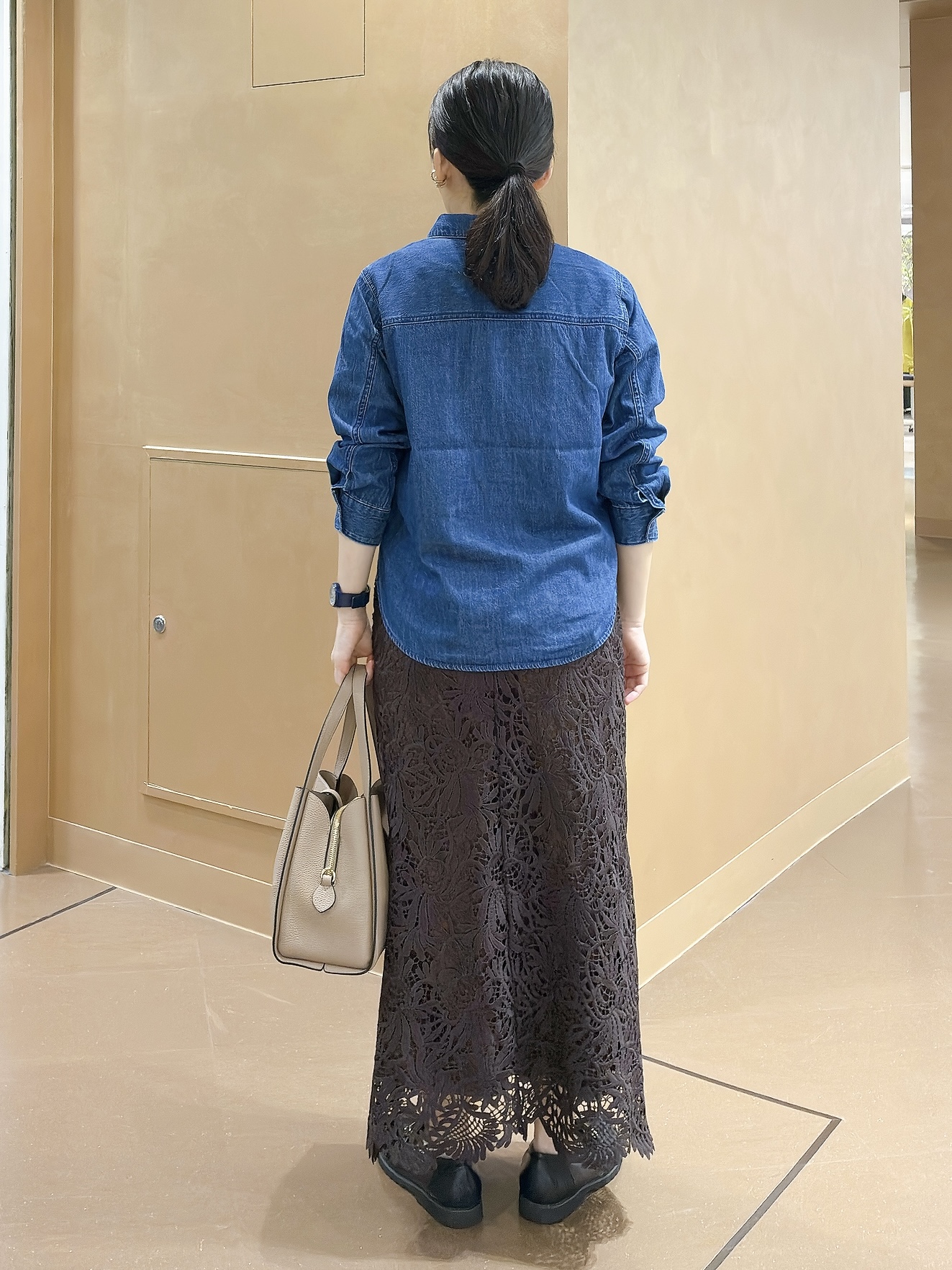 hattoriさんの「INDIVI｜【洗える／体型カバー】ライトデニム ワークシャツ」を使ったコーディネート