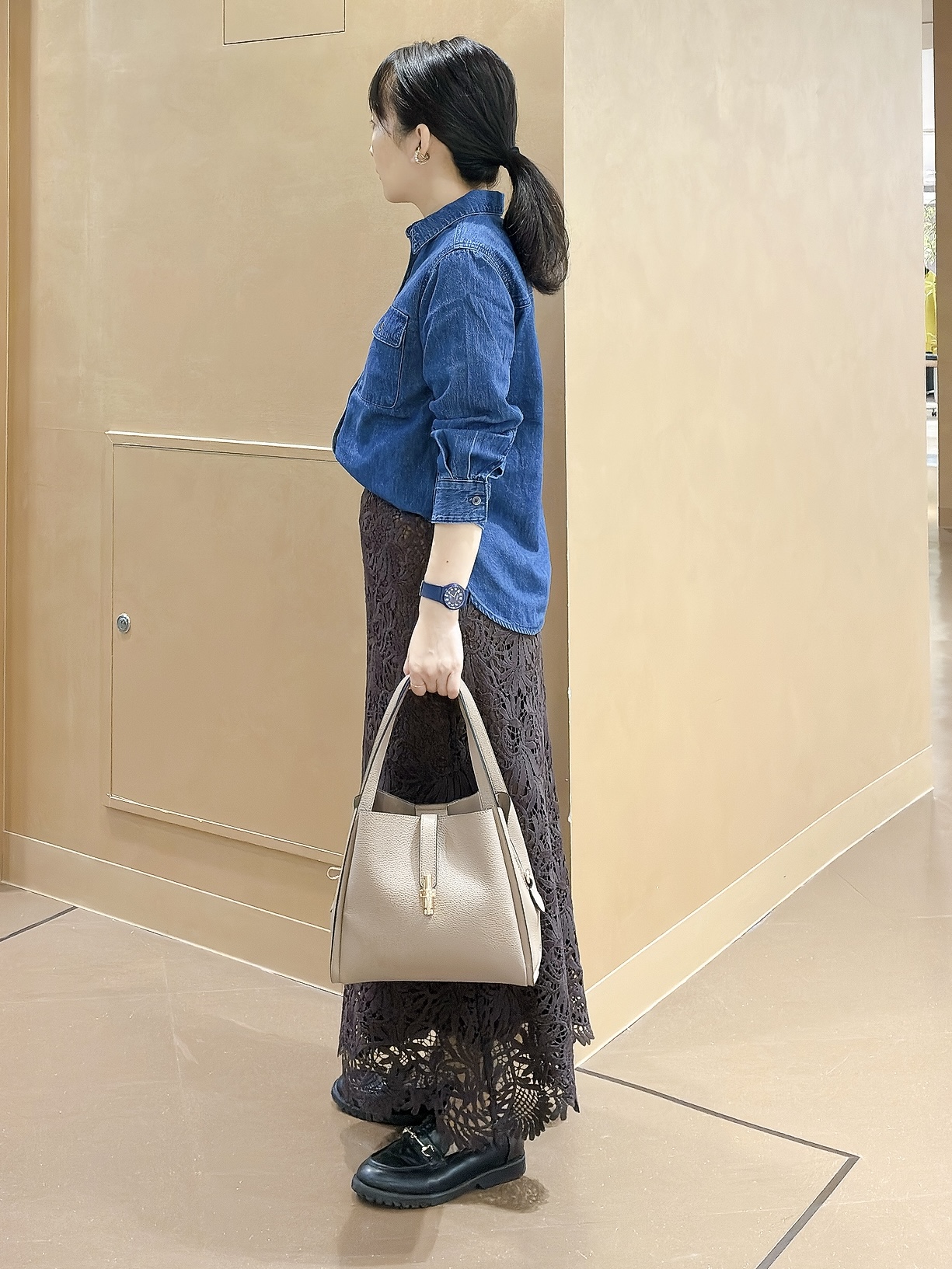 hattoriさんの「INDIVI｜【洗える／体型カバー】ライトデニム ワークシャツ」を使ったコーディネート