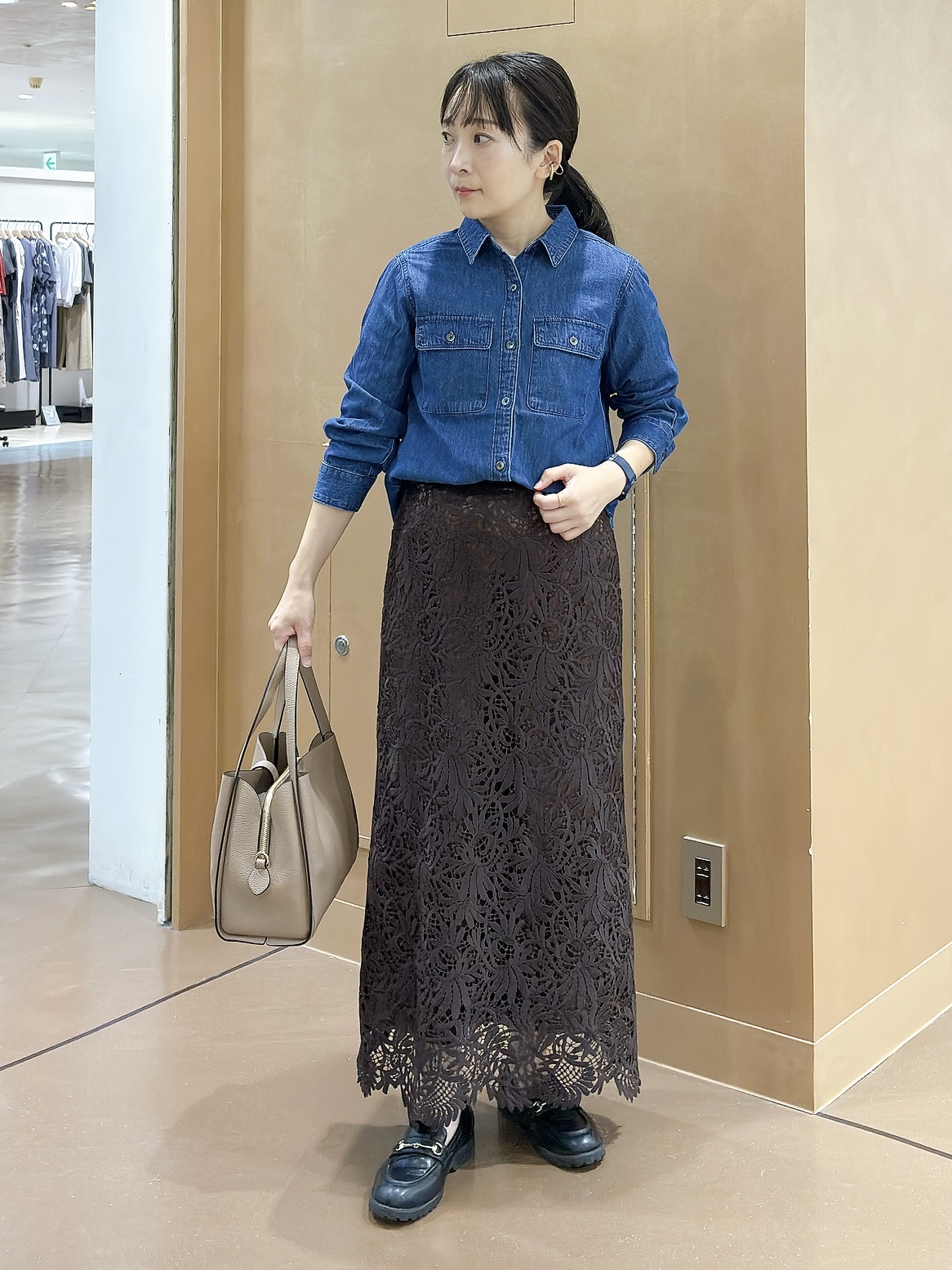 hattoriさんの「INDIVI｜【洗える／体型カバー】ライトデニム ワークシャツ」を使ったコーディネート