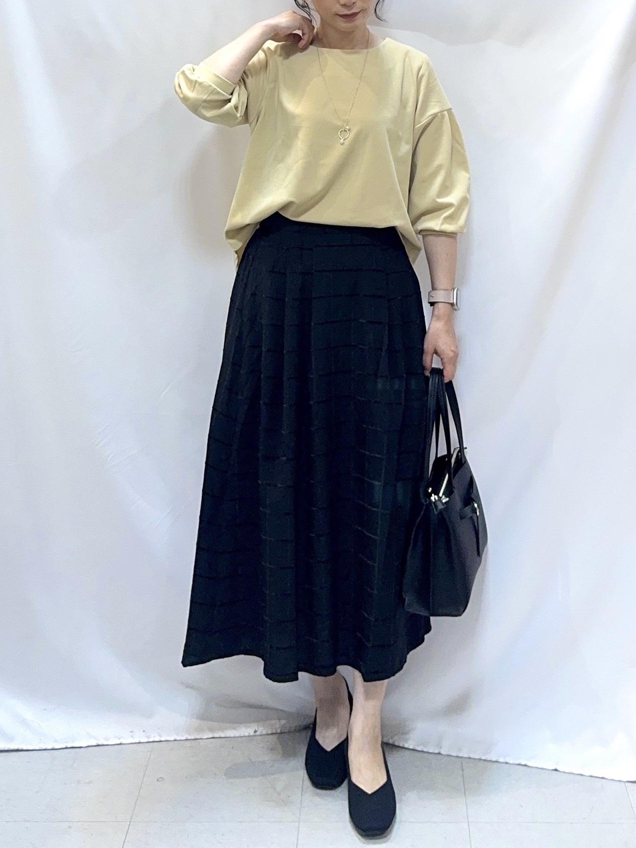 𝐇𝐢𝐫𝐨𝐦𝐢さんの「SHOO･LA･RUE｜【着丈選べる/2点セット】ネックレス付き やわらか8分袖ブラウス」を使ったコーディネート