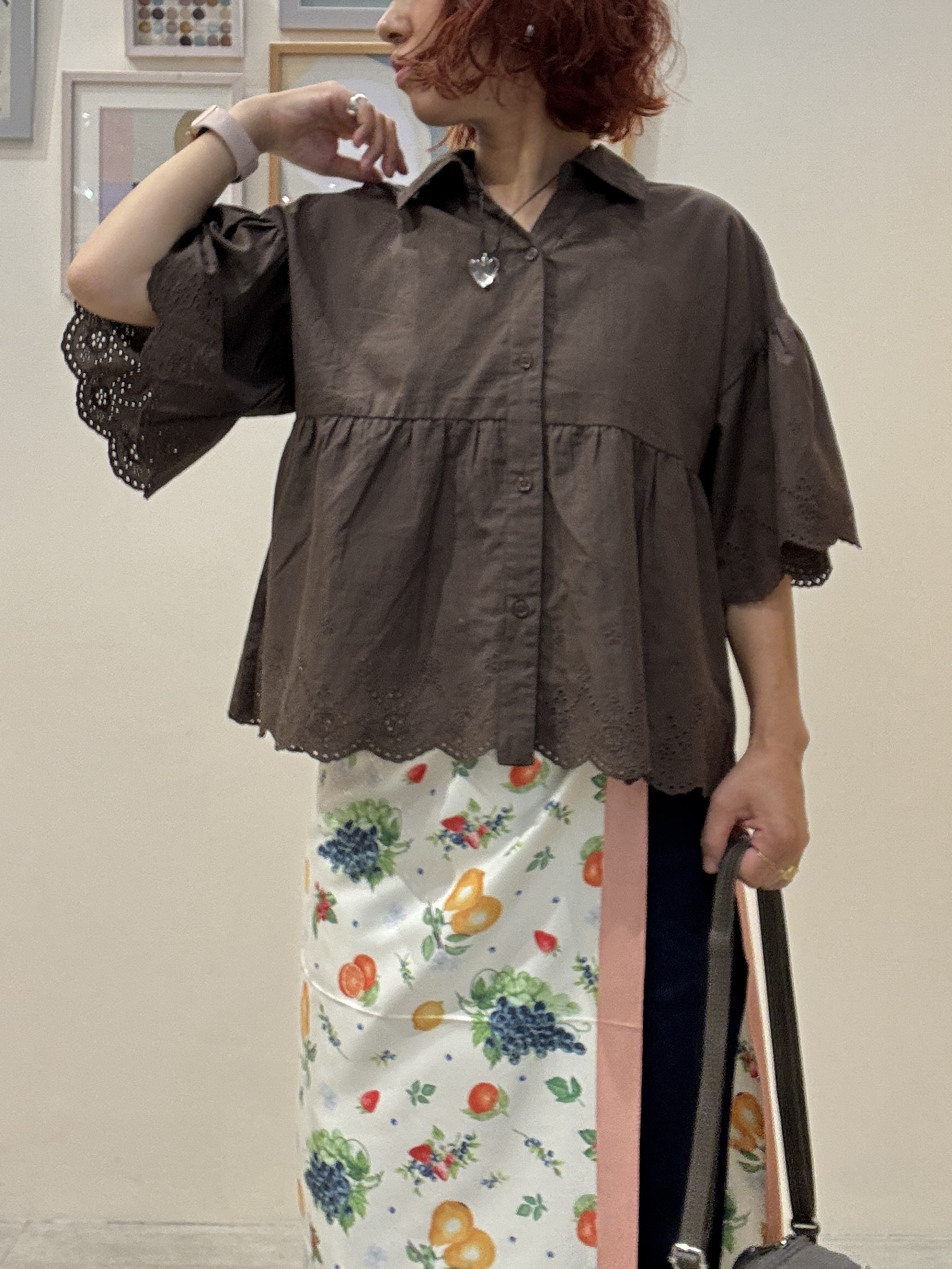 たけぴさんの「SHOO･LA･RUE｜【洗濯機可/綿100％/体型カバー】刺繍レースがこなれ見え 二の腕が隠せる ペプラムブラウス」を使ったコーディネート