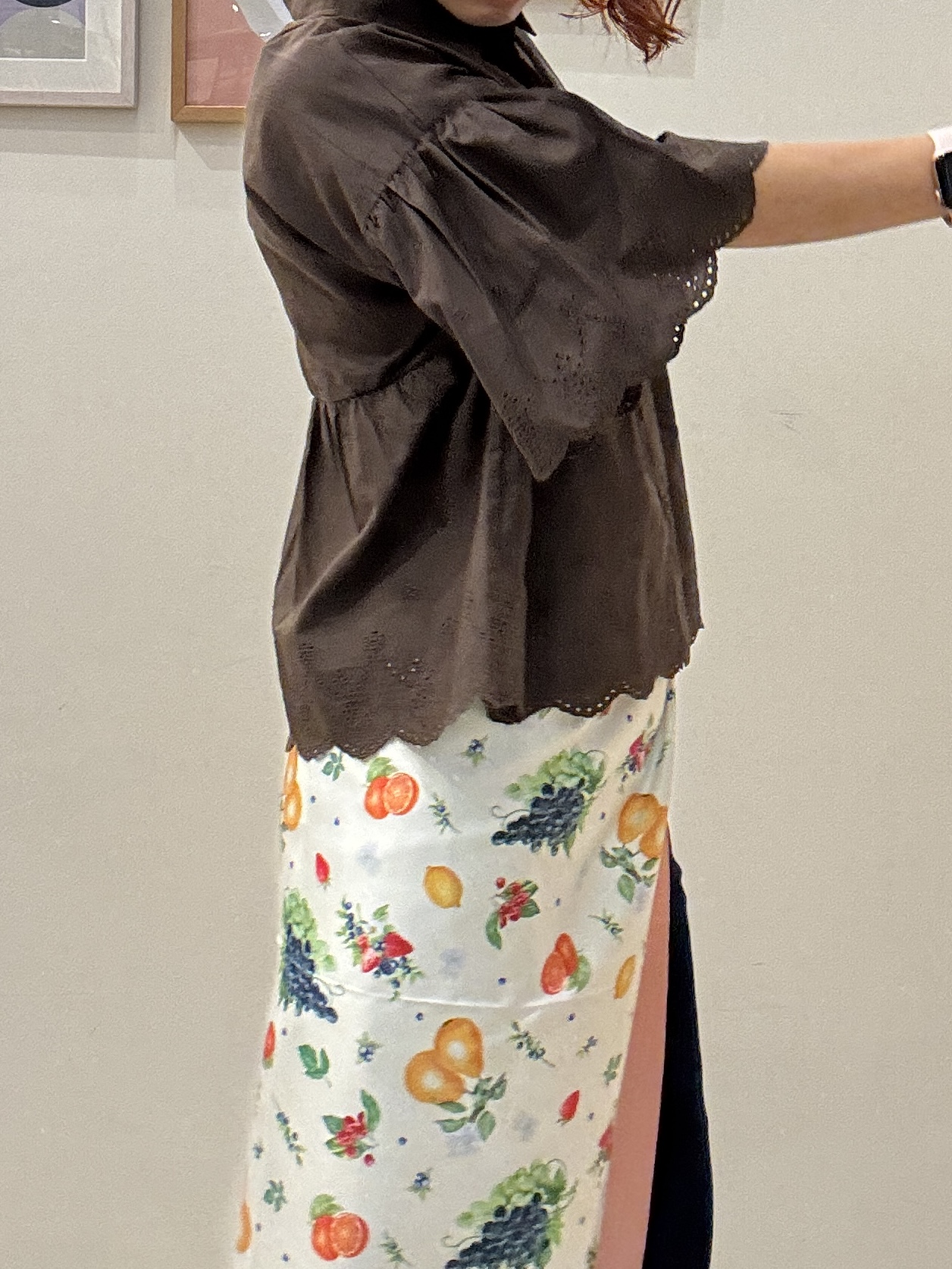 たけぴさんの「SHOO･LA･RUE｜【洗濯機可/綿100％/体型カバー】刺繍レースがこなれ見え 二の腕が隠せる ペプラムブラウス」を使ったコーディネート