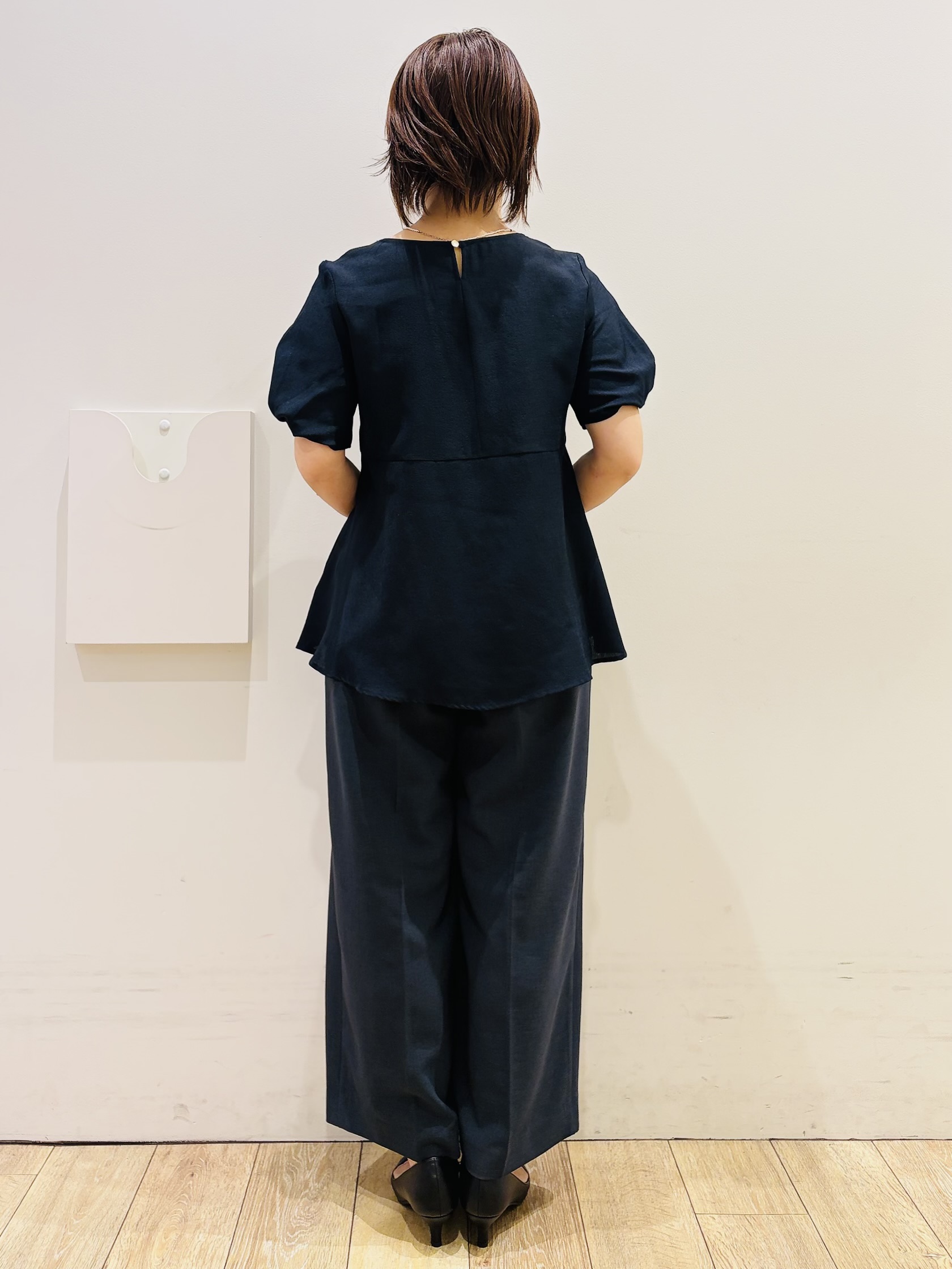 YUKOさんの「index｜【接触冷感／吸水速乾】キーネックペプラムブラウス《洗濯機OK》」を使ったコーディネート
