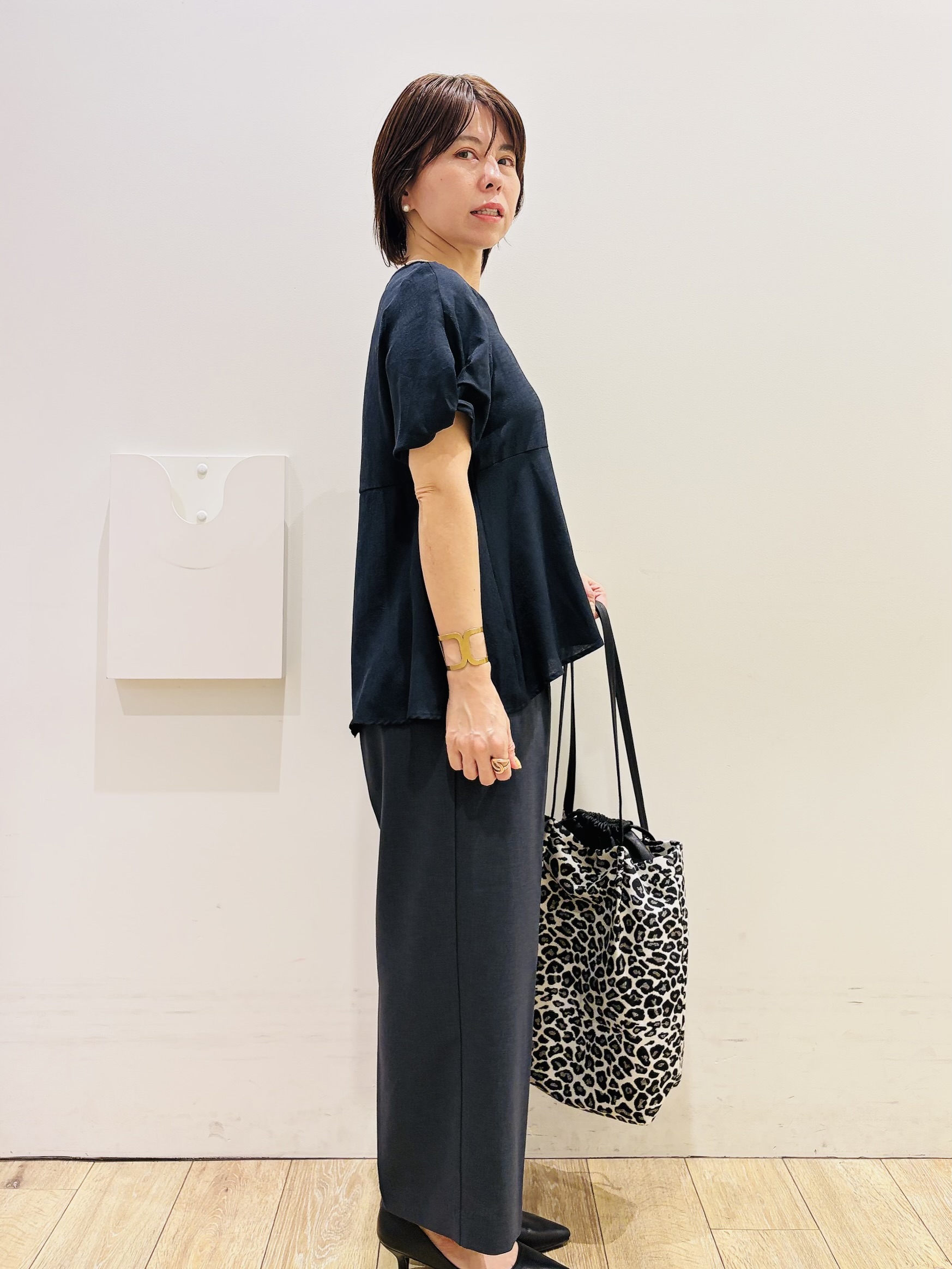 YUKOさんの「index｜【接触冷感／吸水速乾】キーネックペプラムブラウス《洗濯機OK》」を使ったコーディネート