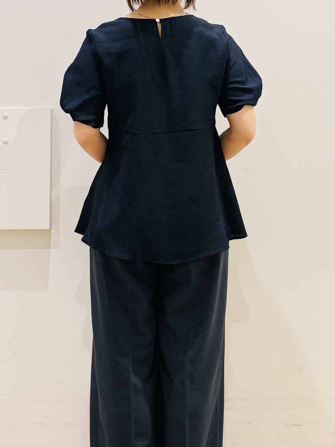 YUKOさんの「index｜【接触冷感／吸水速乾】キーネックペプラムブラウス《洗濯機OK》」を使ったコーディネート