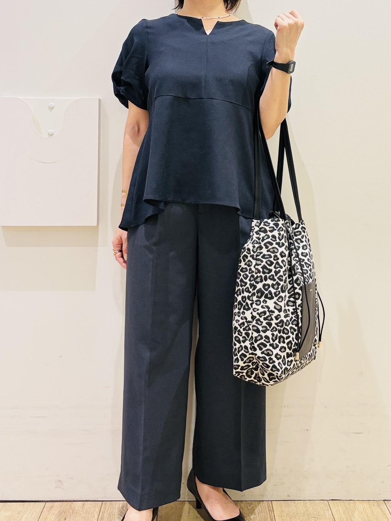 YUKOさんの「index｜【接触冷感／吸水速乾】キーネックペプラムブラウス《洗濯機OK》」を使ったコーディネート