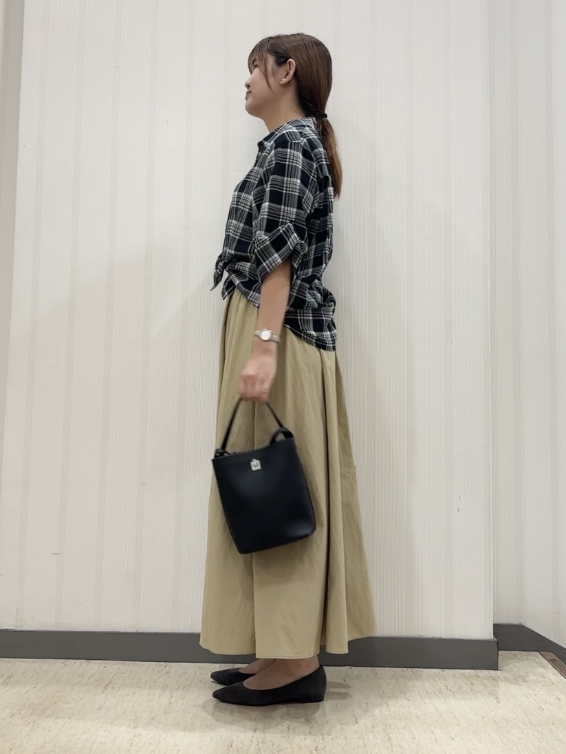 ちひさんの「INDIVI｜【撥水／裏地なし軽量】ギャザーボリュームスカート」を使ったコーディネート
