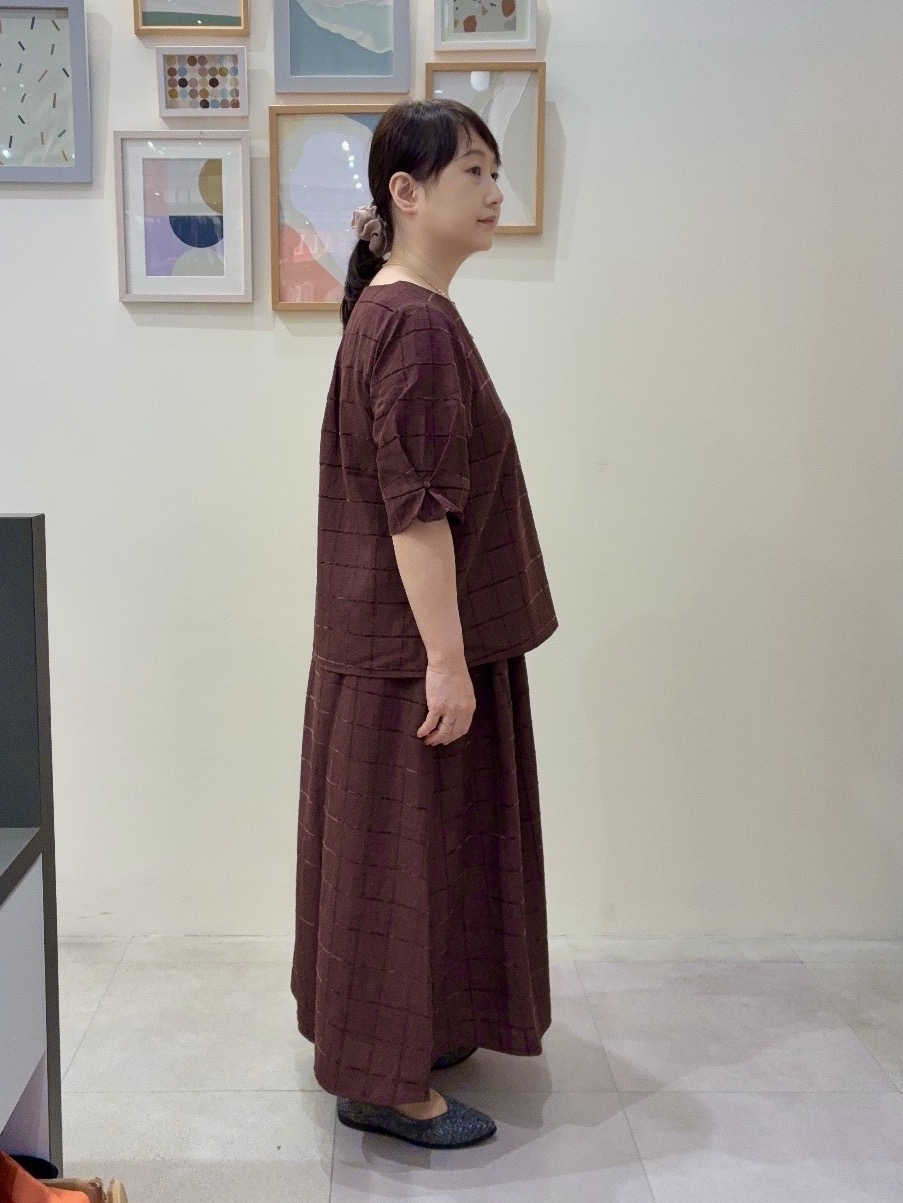 vanseさんの「SHOO･LA･RUE｜【セットアップ可/S-LL】夏でも感じられる秋気分 モールチェックタックスリーブ ブラウス」を使ったコーディネート