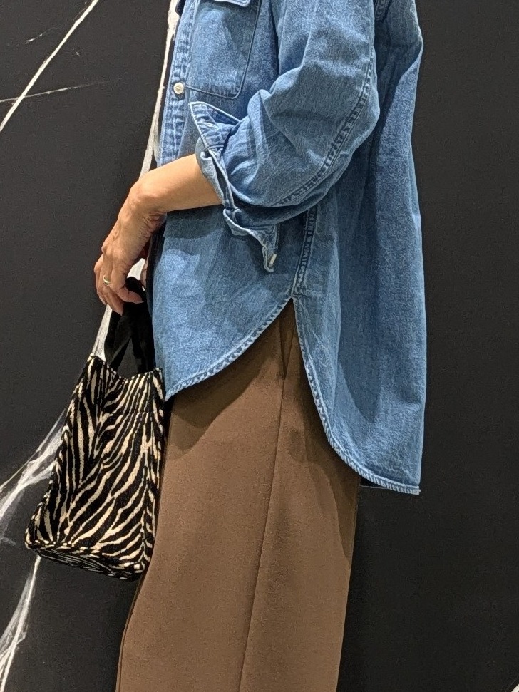 MIKIさんの「COUP DE CHANCE｜【洗える／体型カバー】ライトデニム ワークシャツ」を使ったコーディネート