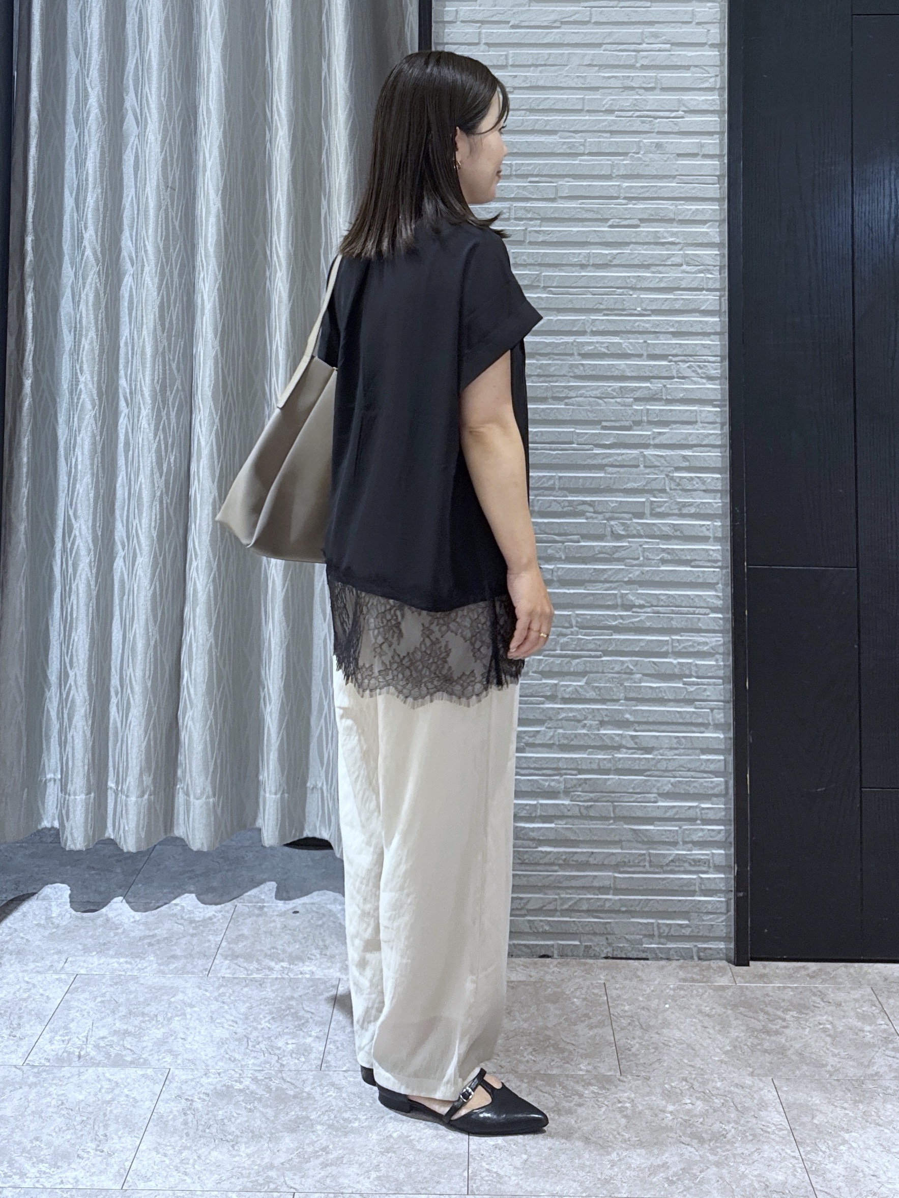 chさんの「THE SHOP TK｜【ひんやり/体型カバー】裾レース切り替え スキッパーシャツ」を使ったコーディネート