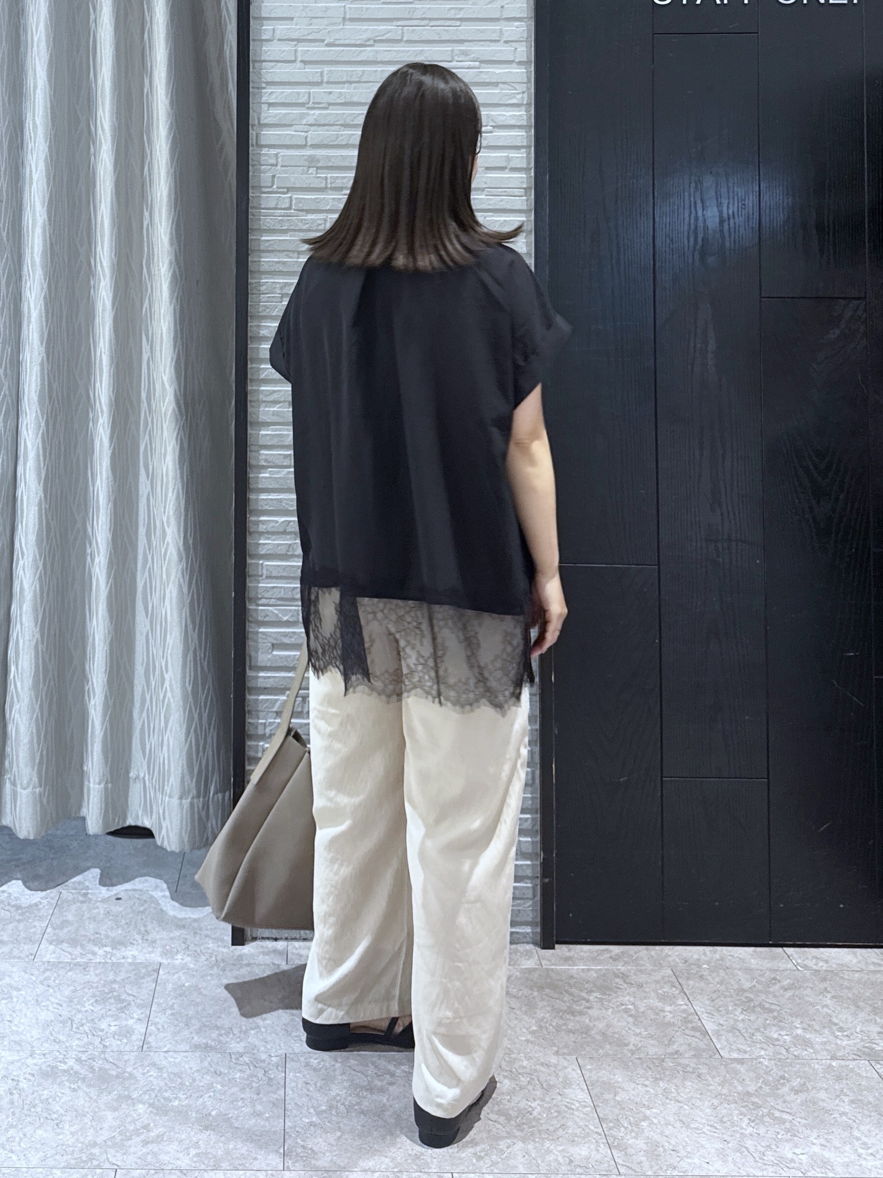 chさんの「THE SHOP TK｜【ひんやり/体型カバー】裾レース切り替え スキッパーシャツ」を使ったコーディネート