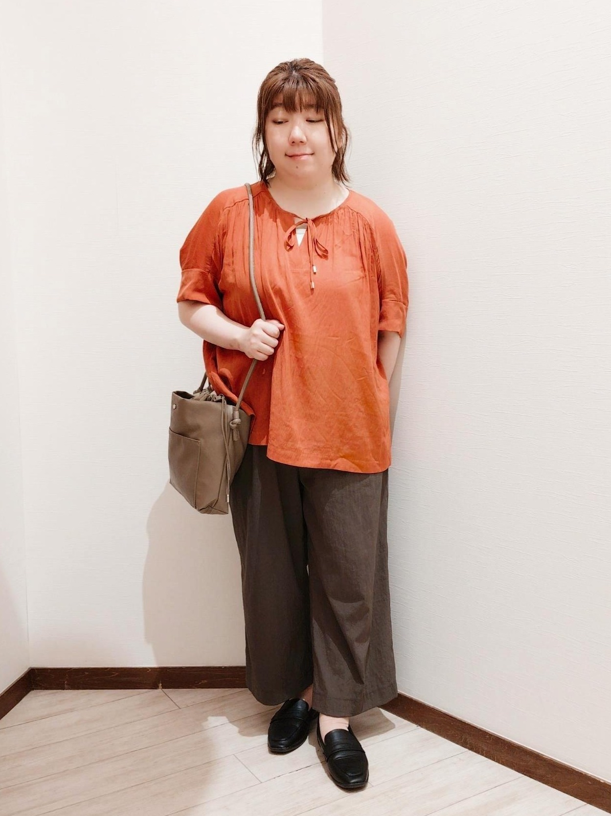 みぃーこさんの「SHOO･LA･RUE｜【2点セット/洗濯機可】大人の抜け感 リボン付きポンチョ風ブラウス＆タンクトップ」を使ったコーディネート