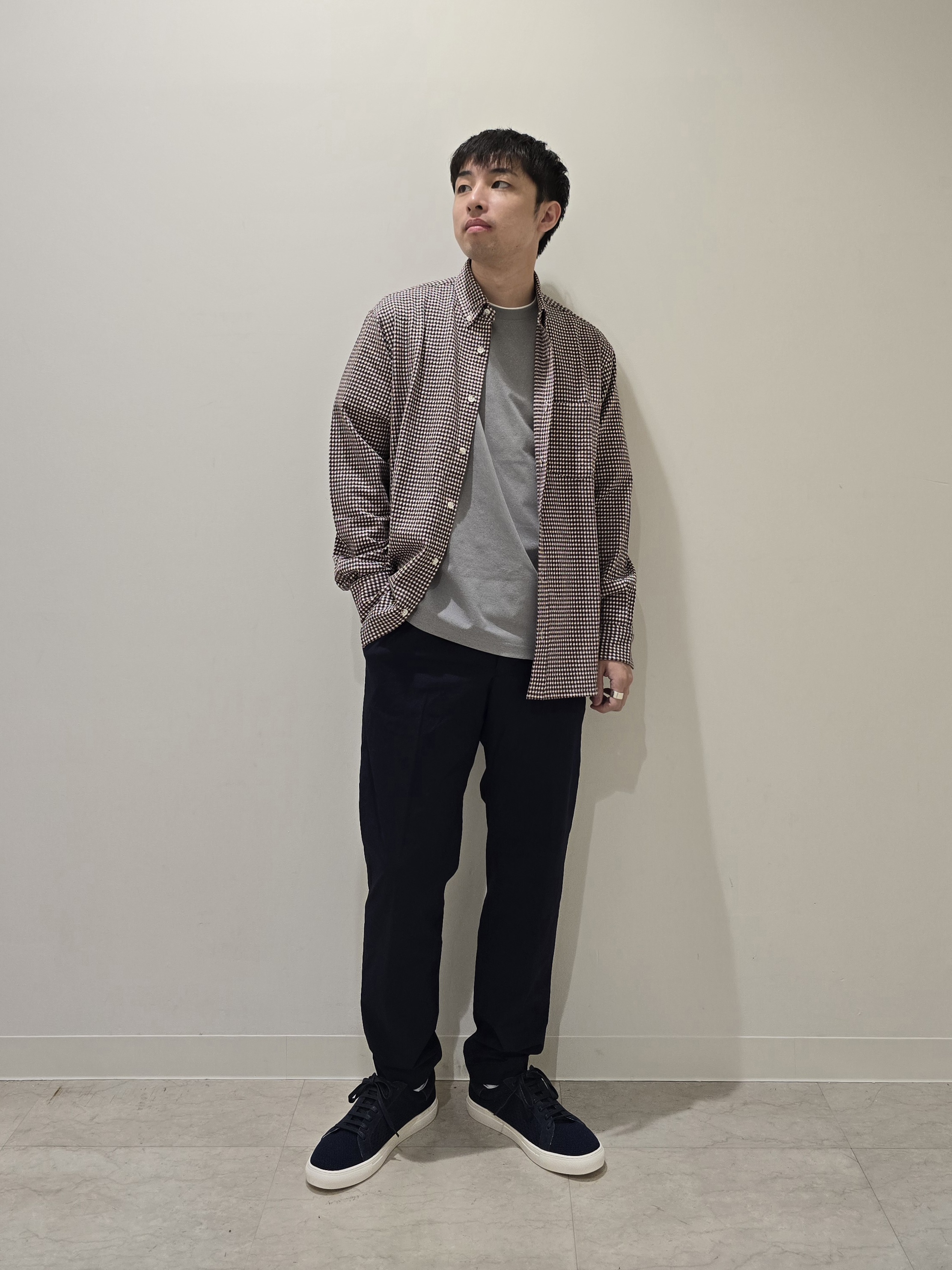 白木駆さんの「TAKEO KIKUCHI｜【汗染み軽減/接触冷感】フェイクレイヤード ワンポイント刺繍Ｔシャツ」を使ったコーディネート