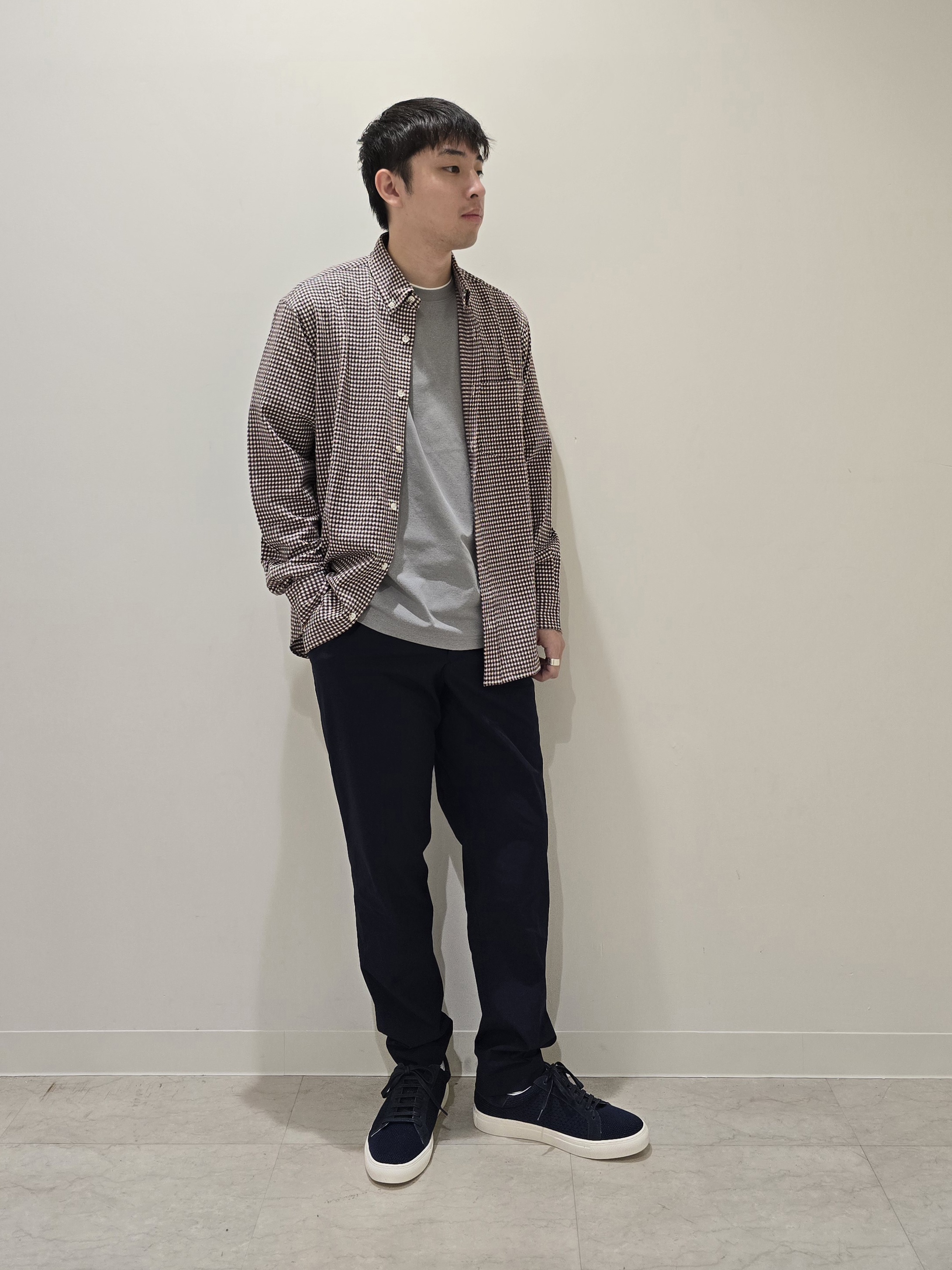 白木駆さんの「TAKEO KIKUCHI｜【汗染み軽減/接触冷感】フェイクレイヤード ワンポイント刺繍Ｔシャツ」を使ったコーディネート