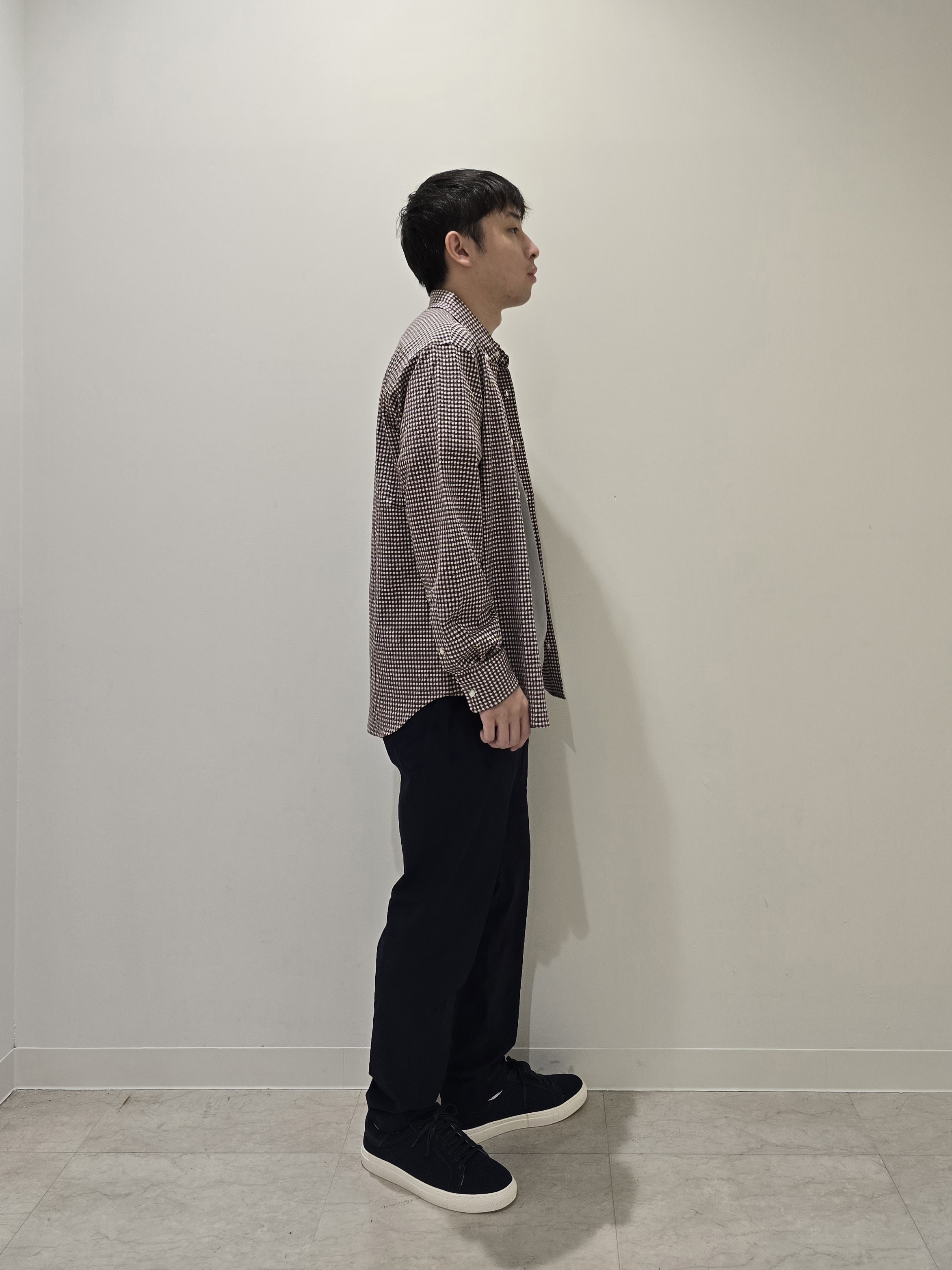 白木駆さんの「TAKEO KIKUCHI｜【汗染み軽減/接触冷感】フェイクレイヤード ワンポイント刺繍Ｔシャツ」を使ったコーディネート