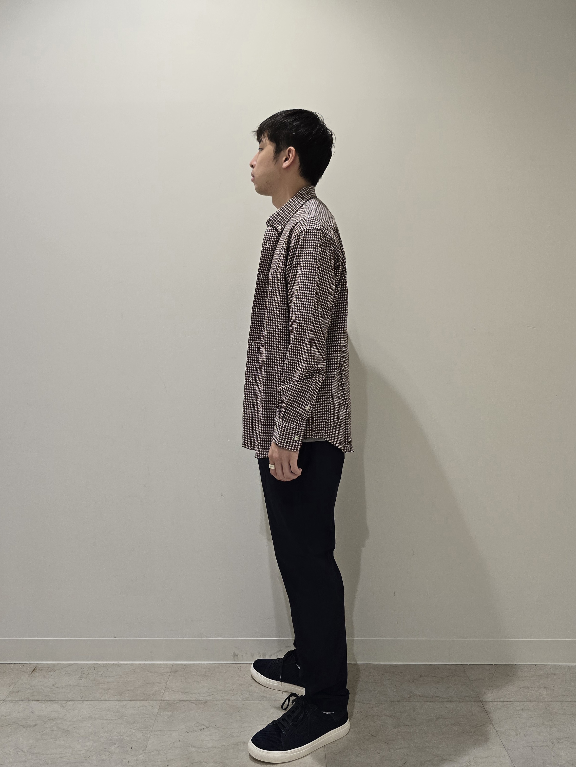 白木駆さんの「TAKEO KIKUCHI｜【汗染み軽減/接触冷感】フェイクレイヤード ワンポイント刺繍Ｔシャツ」を使ったコーディネート