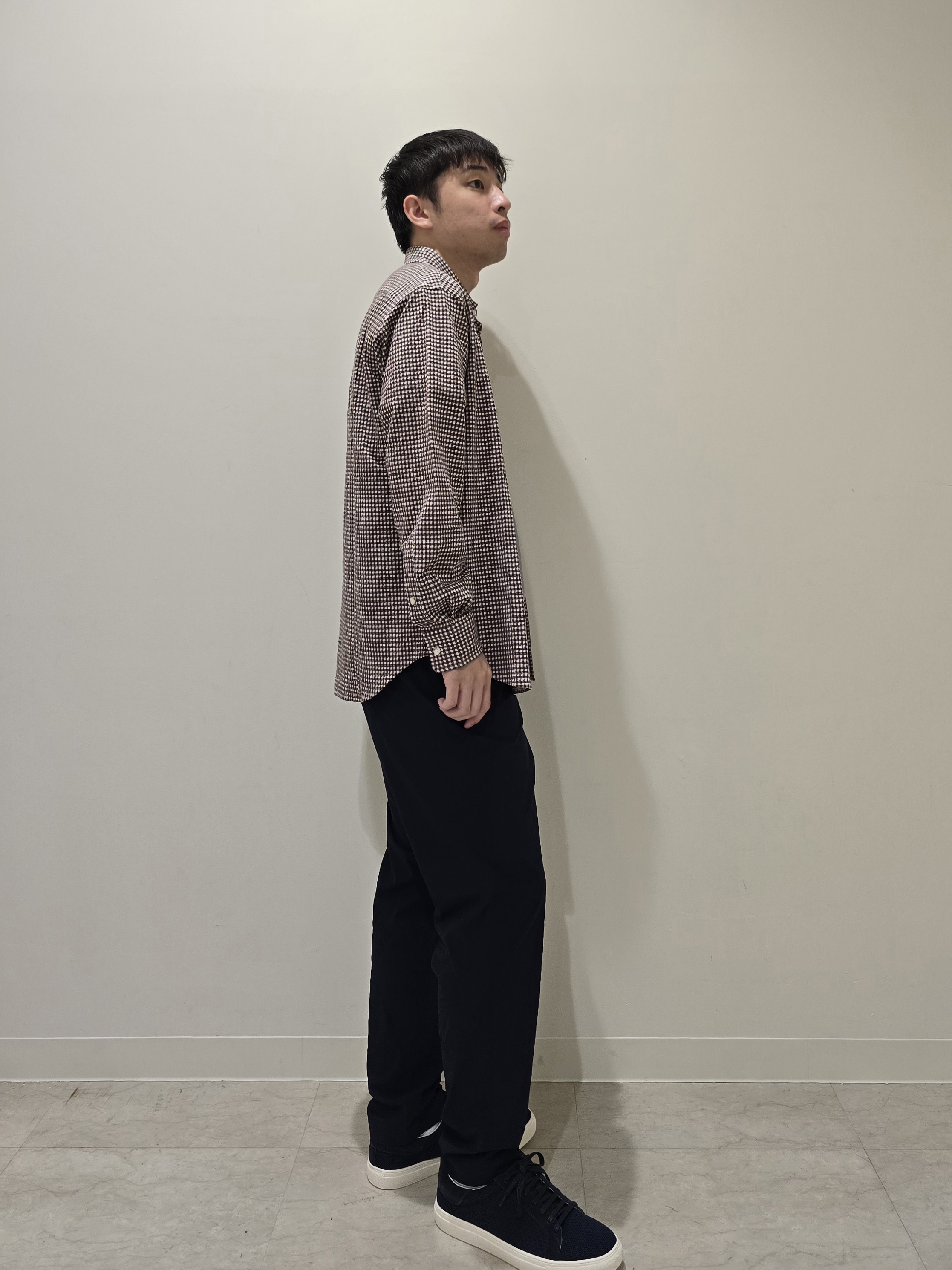 白木駆さんの「TAKEO KIKUCHI｜【汗染み軽減/接触冷感】フェイクレイヤード ワンポイント刺繍Ｔシャツ」を使ったコーディネート