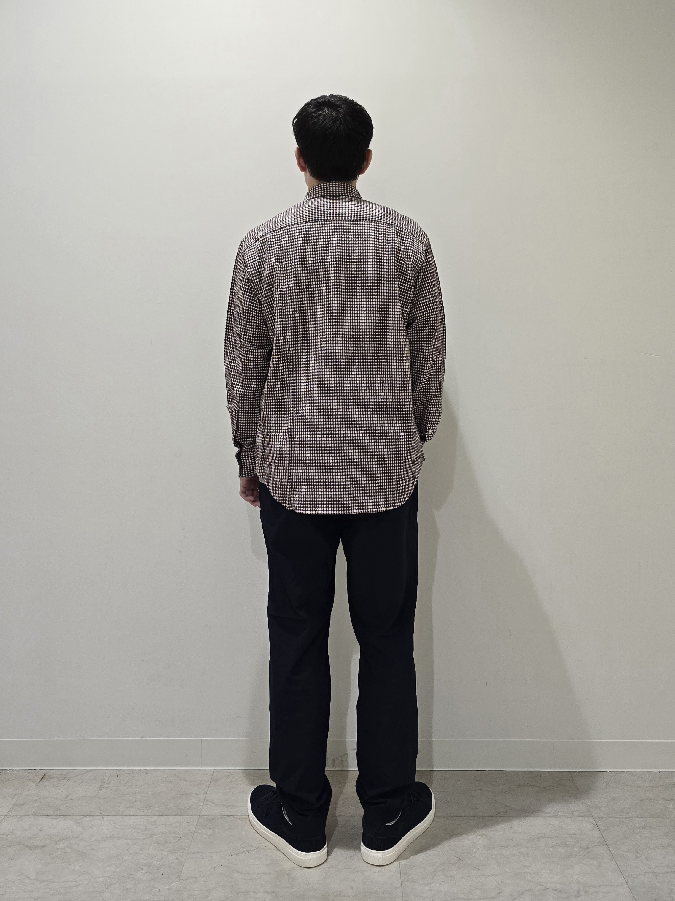 白木駆さんの「TAKEO KIKUCHI｜【汗染み軽減/接触冷感】フェイクレイヤード ワンポイント刺繍Ｔシャツ」を使ったコーディネート