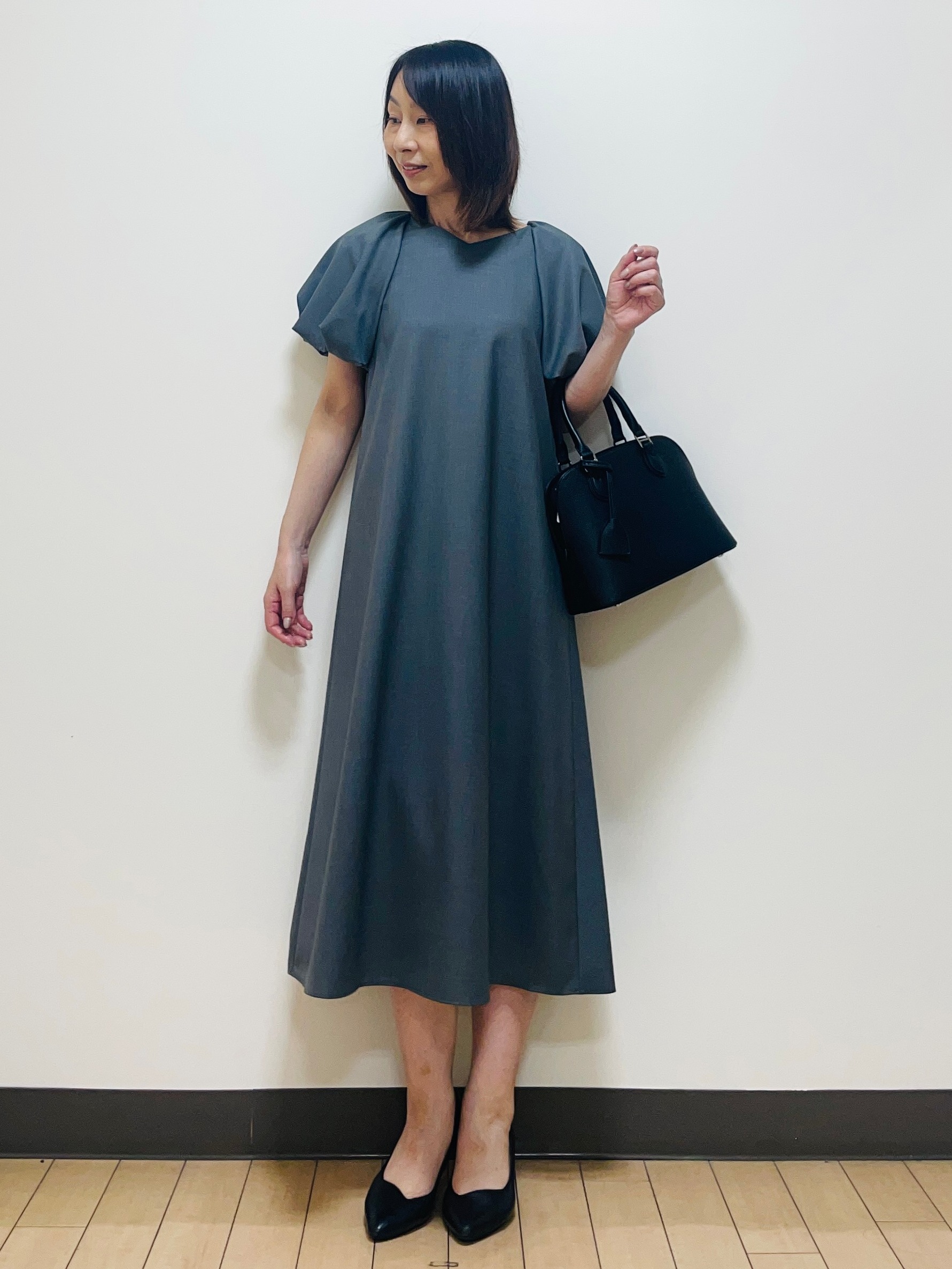 Riiさんの「Reflect｜【UVカット／手洗い可】パフスリーブ Vネックワンピース」を使ったコーディネート